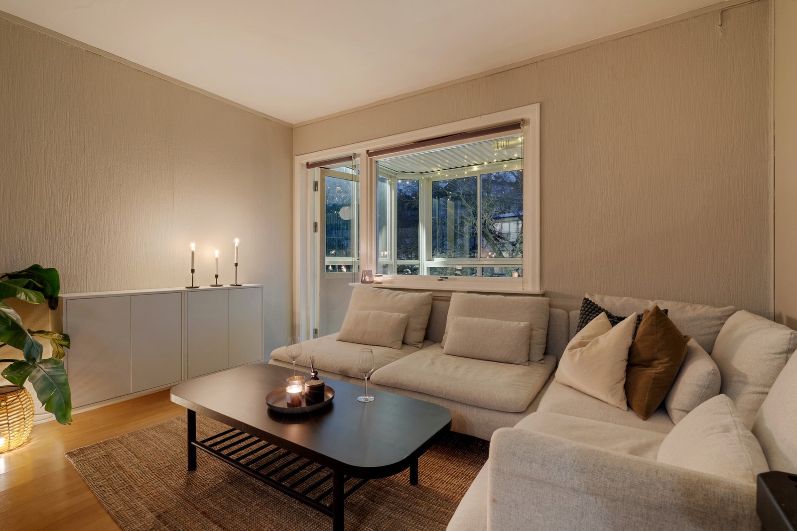 Koselig stue med store vindusflater som sørger for rikelig med naturlig lys. Galleribilde