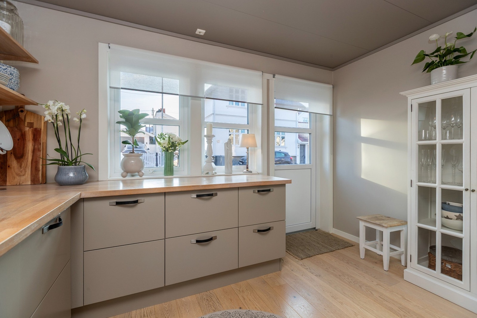 Det moderne og herlige kjøkkenet har utgang til uteplass! Galleribilde