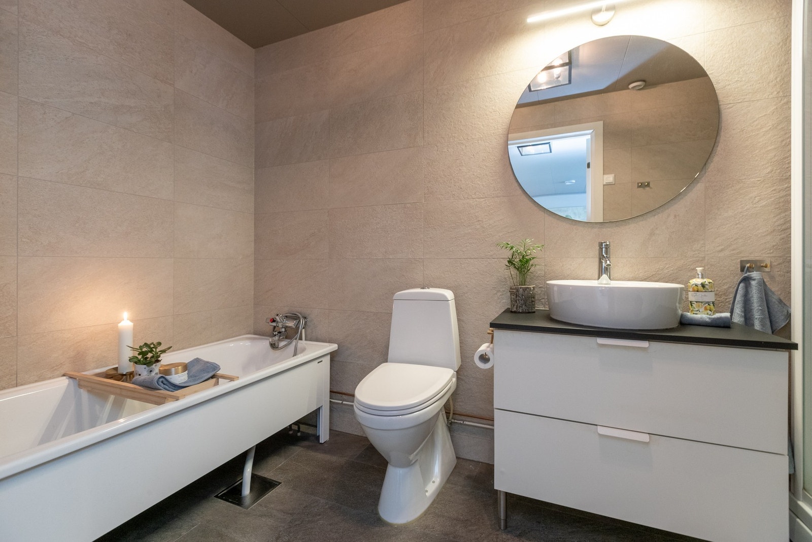 Flislagt & delikat bad/WC med både badekar og dusj Galleribilde