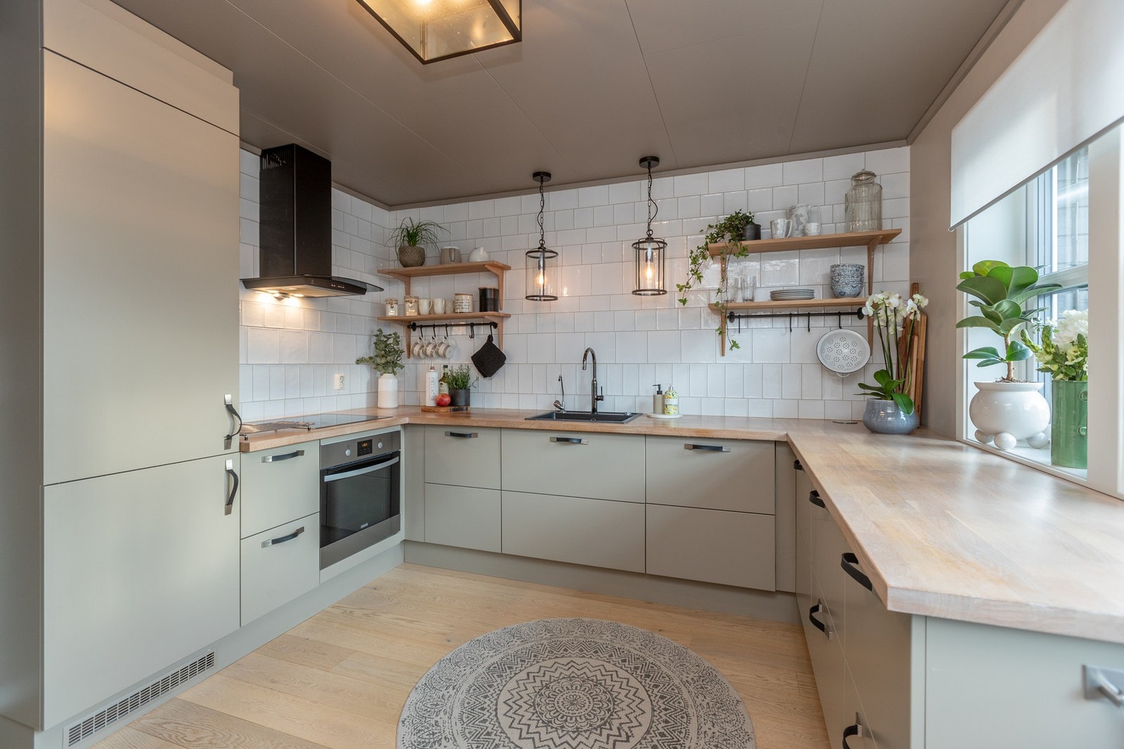 Godt med skap- og benkeplass, samt integrerte hvitevarer. Galleribilde