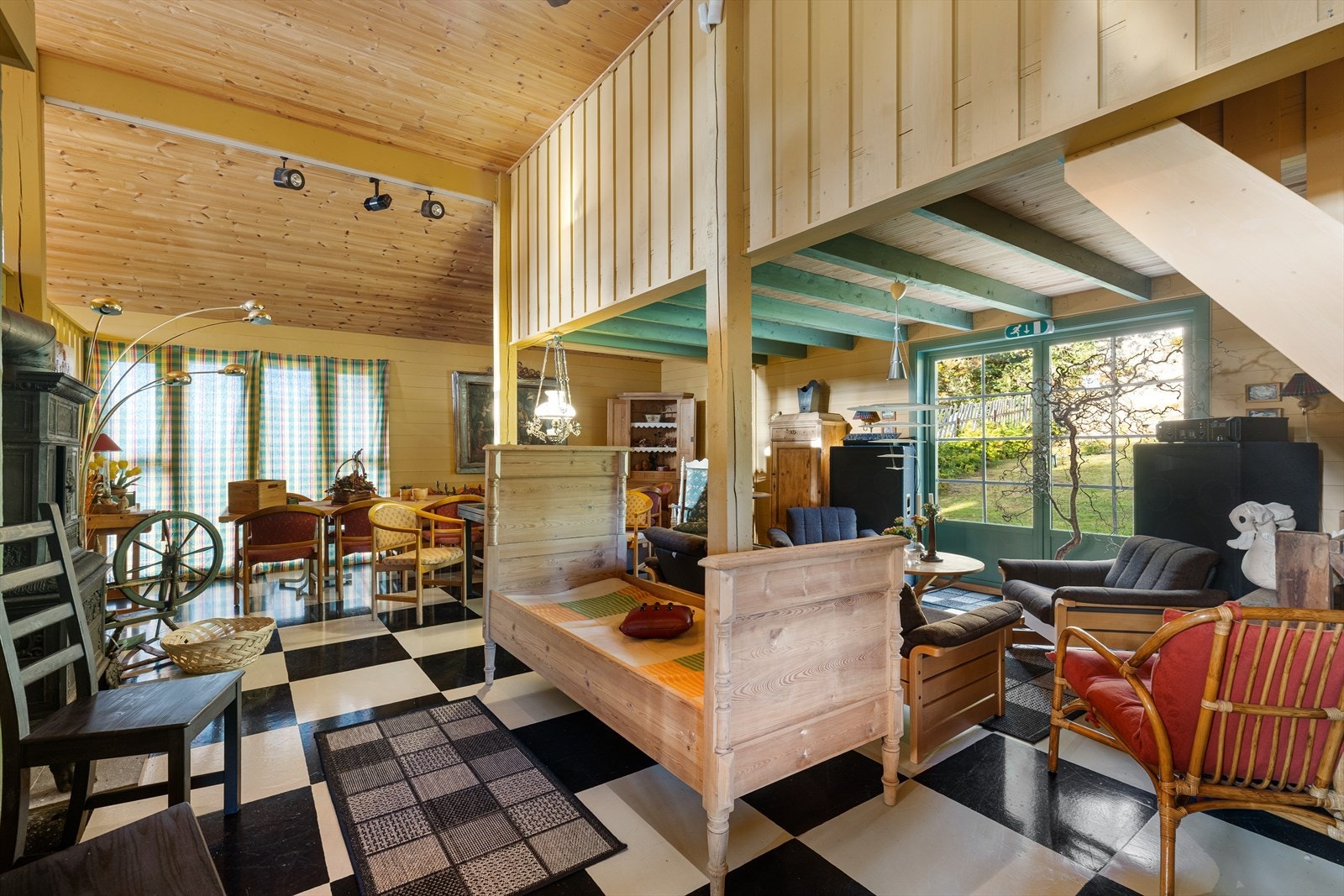 Låven går over 4 nivåer, i tillegg til en liten hems. Galleribilde