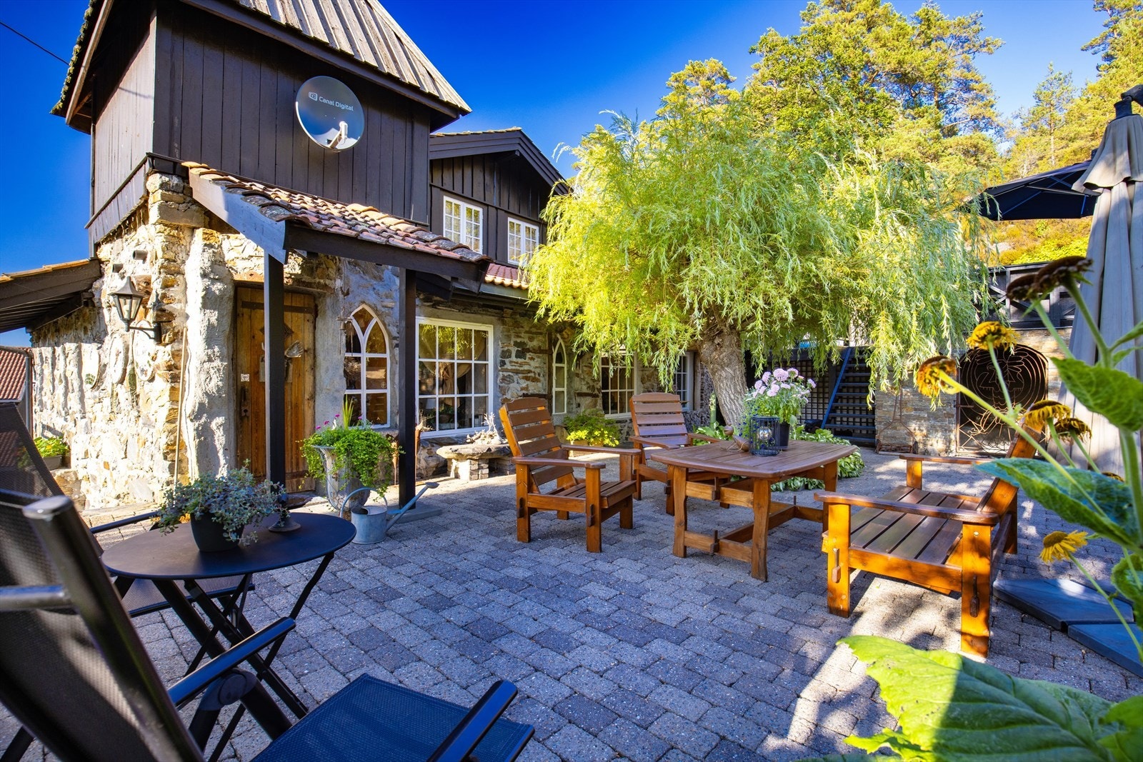 Innholdsrik og særegen eiendom med flotte uteområder. Galleribilde