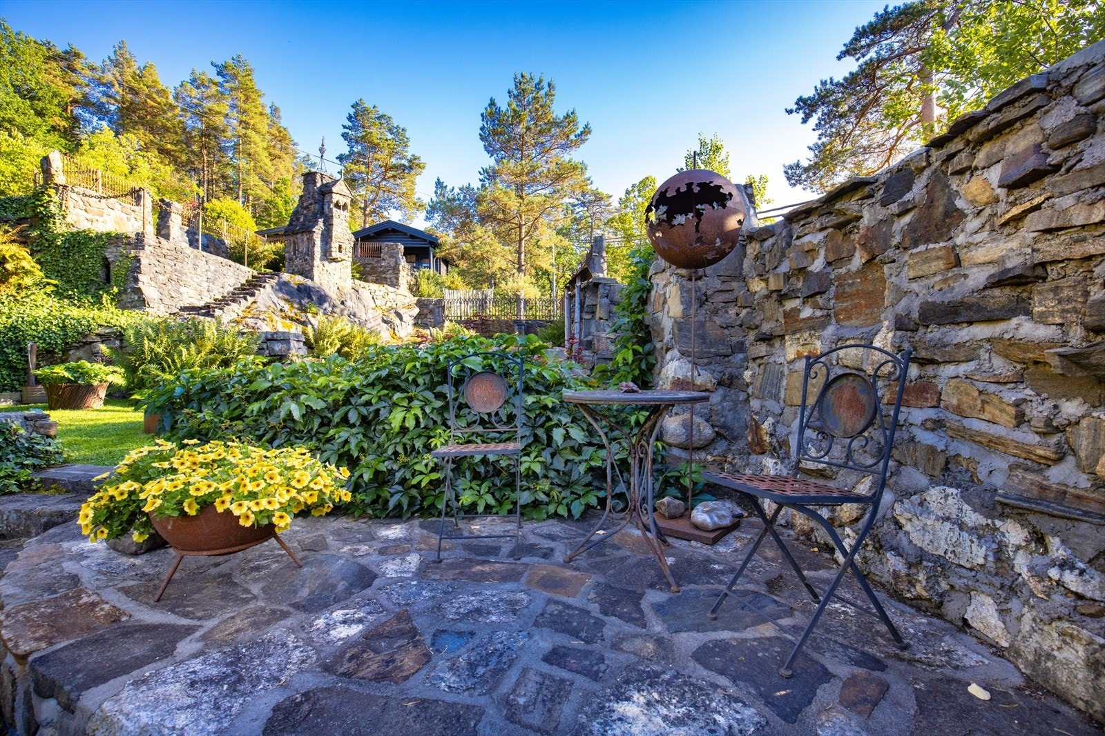 Det er steinarbeider i form av trapper og forstøtningsmurer. Galleribilde