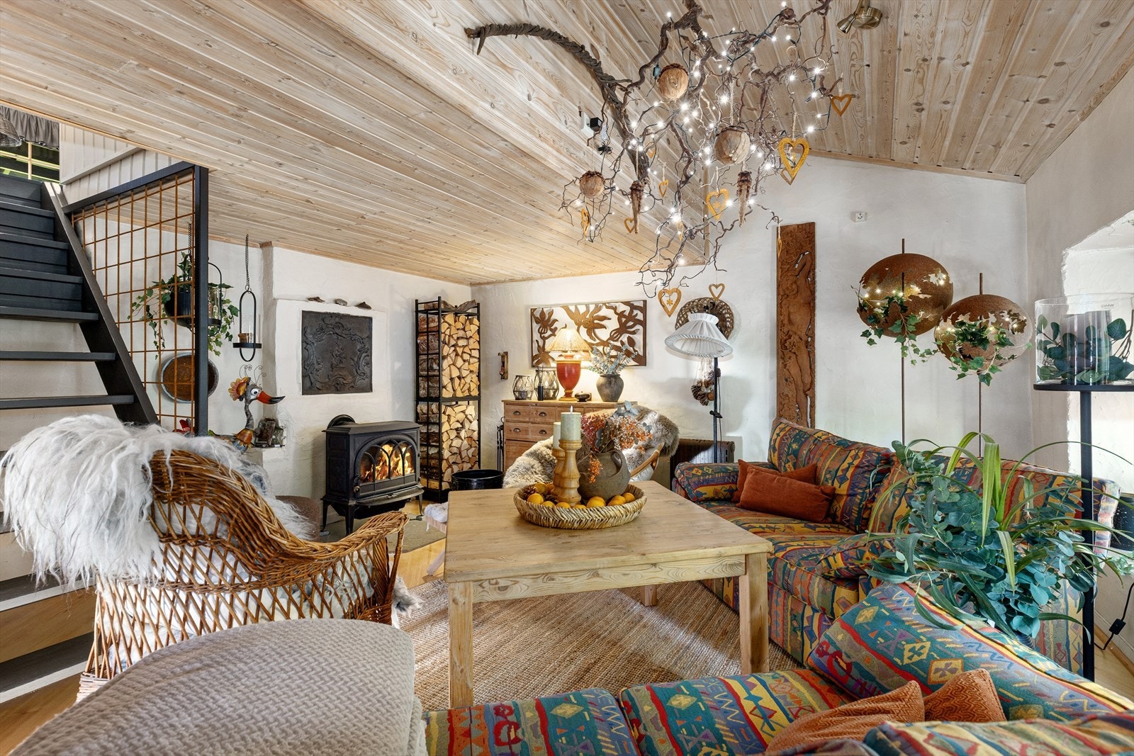 Eneboligen inneholder: 1. etg: Vindfang, stue, tv-stue, kjøkken, soverom, bad/vaskerom og badstue. 2. etg: 3 soverom, stue, trapperom og bad. Galleribilde