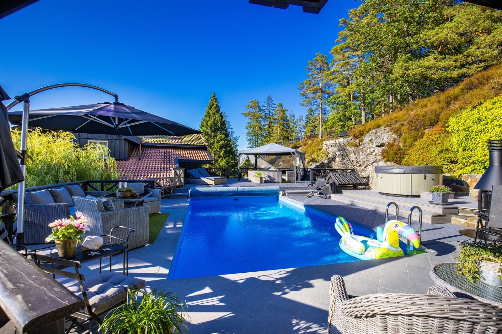 Her finner du bl.a. uteplasser og soner , svømmebasseng med omkranset terrasse og jacuzzi som medfølger. Galleribilde