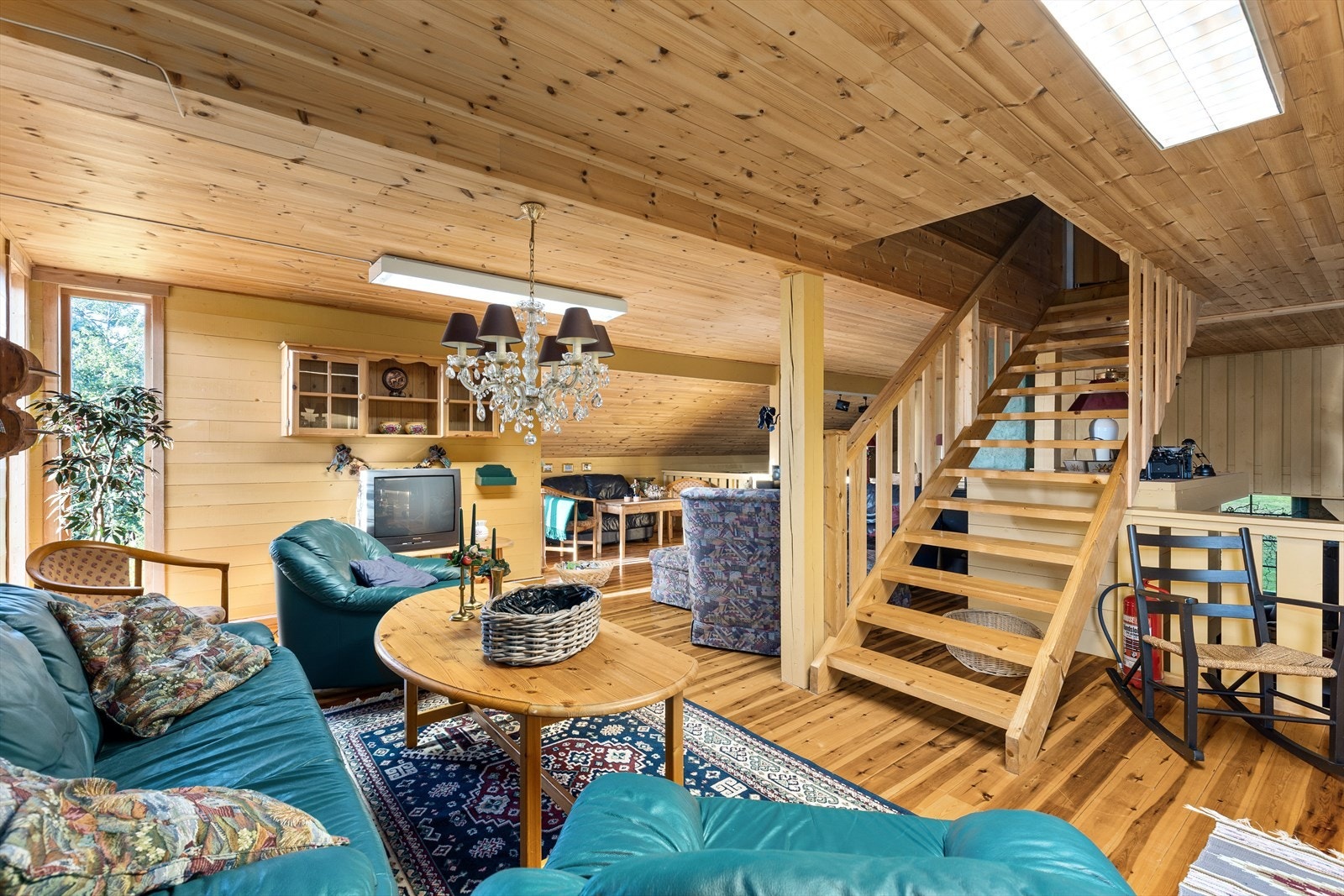 Opp et halvplan fra stue/oppholdsrom fører til leilighet med to soverom, bad/wc, stue og et lite kjøkken. Galleribilde