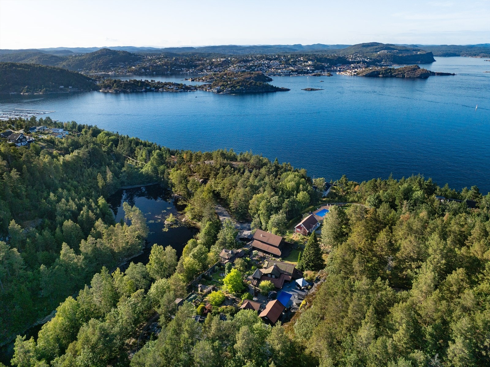 Fra Stabbestad og eiendommen er det kun 10 minutter i båt eller 35 minutter i bil inn til Kragerø sentrum, som på sommeren er et yrende ferieparadis. Galleribilde