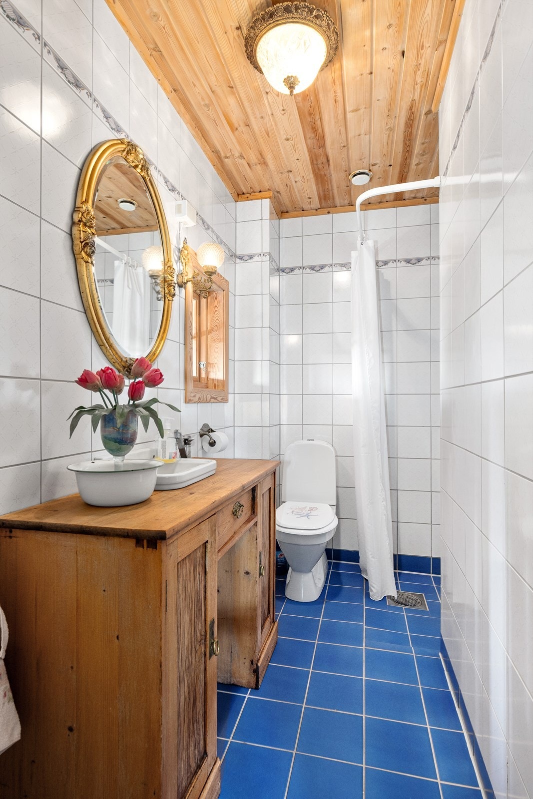 Bad med wc, servant og dusjhørne. Galleribilde