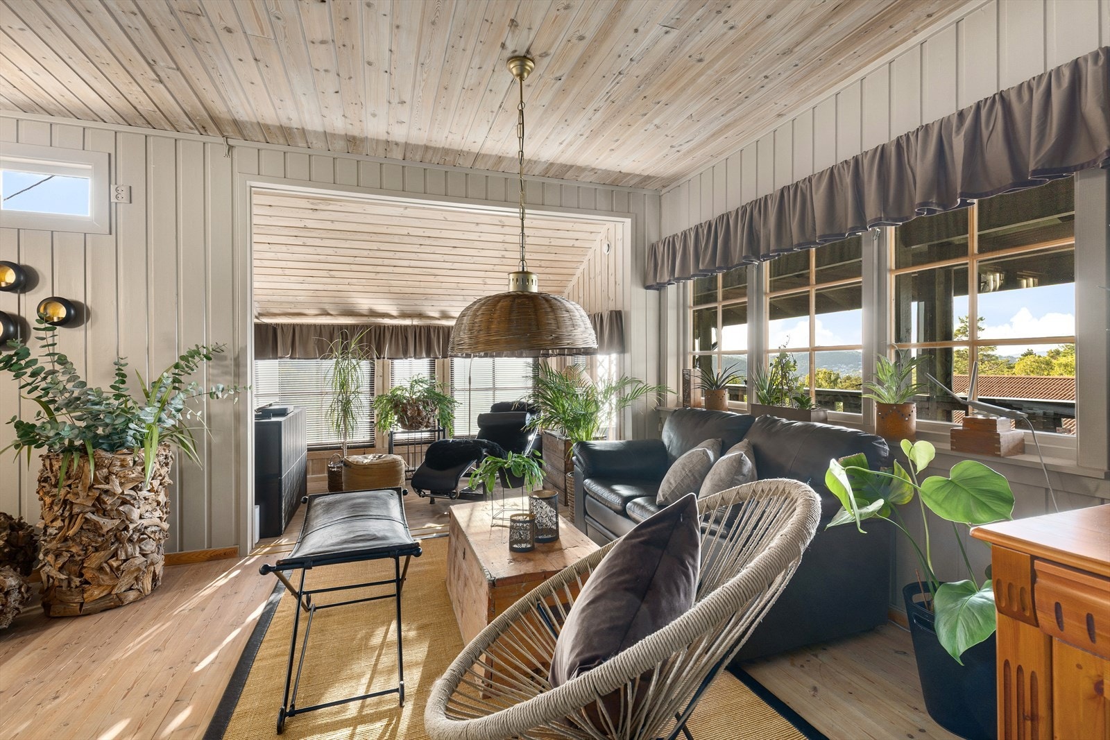 Koselig stue i 2. etg. med varmepumpe og peis. Galleribilde