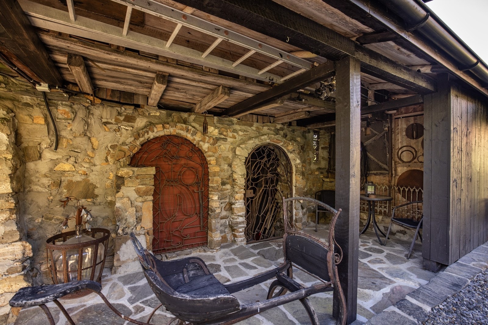 "Portnerboligen" er det første som møter deg, et bygg som til tross for navnet kun egner seg til lagring. Galleribilde