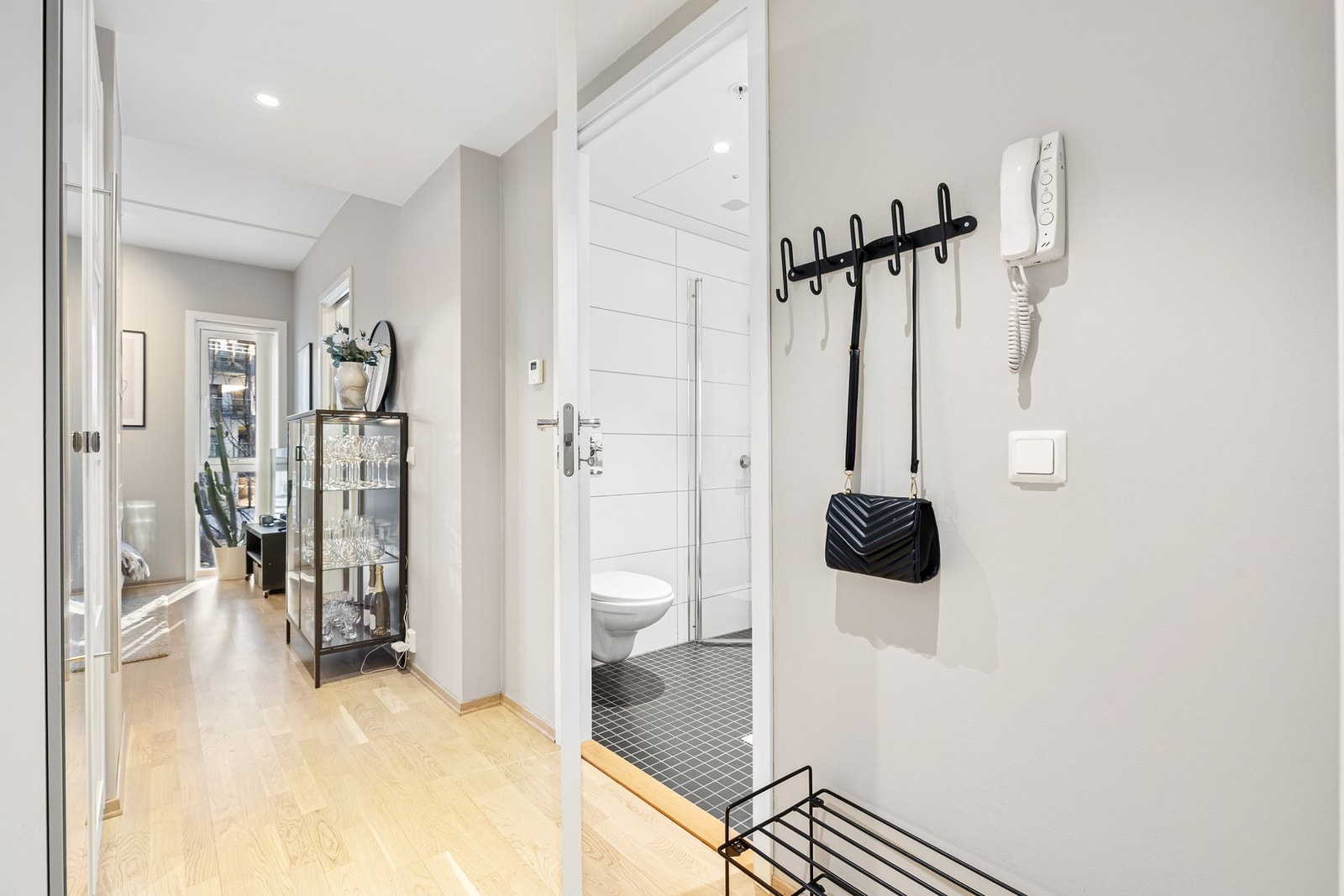 Fra den lyse entréen har du umiddelbar tilgang til badet, noe som bidrar til en praktisk og funksjonell planløsning. Galleribilde