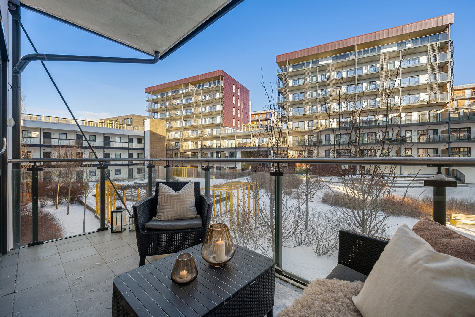 I forlengelse av stuen kommer du ut til leilighetens romslige balkong målt til 6,4 kvm. Galleribilde