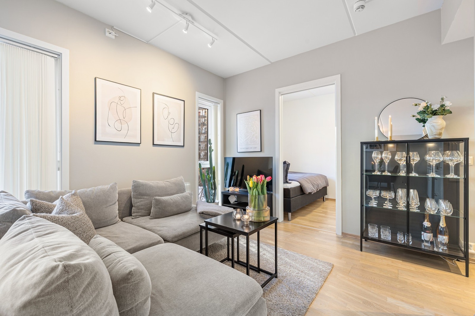 Leiligheten nyter godt av naturlig lysinnslipp fra de store vindusflatene som strekker seg helt ned til gulvet. Galleribilde