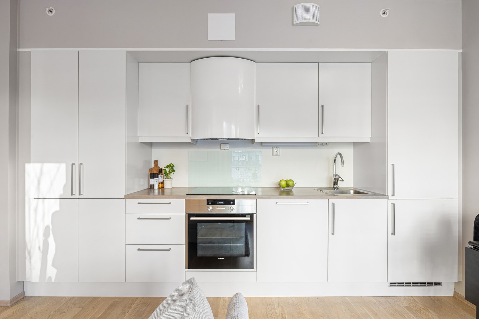 Av integrerte hvitevarer som medfølger har du platetopp, stekeovn, oppvaskmaskin og kjøl/fryseskap. Kjøkkenet og stuen er av god standard, noe som er bekreftet av byggesakkyndig med tildelt TG 1. Galleribilde