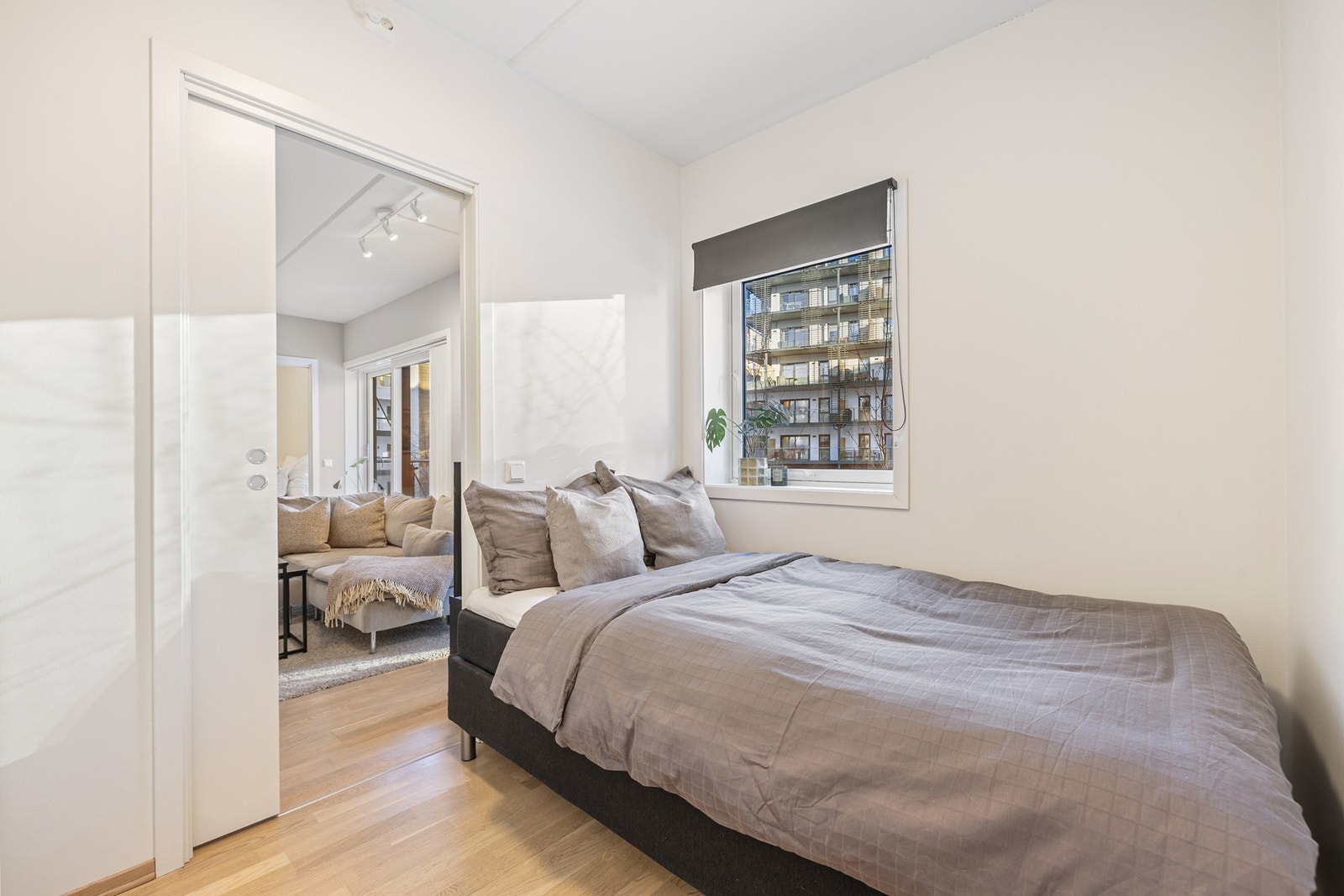 Soverom 2 på 6,6 kvm har god plass til dobbeltseng, garderobeskap og annet ønskelig møblement. Galleribilde