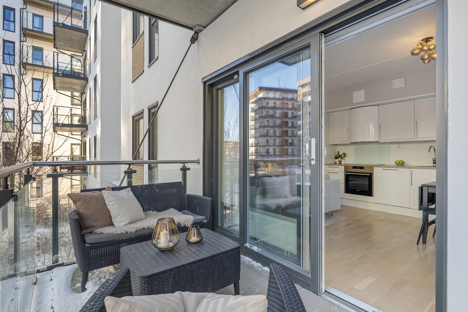 Balkongen vender ut mot et rolig og pent opparbeidet fellesreal. Her bor du midt på Lilleby med umiddelbar nærhet til "alt" du trenger i hverdagen. Galleribilde