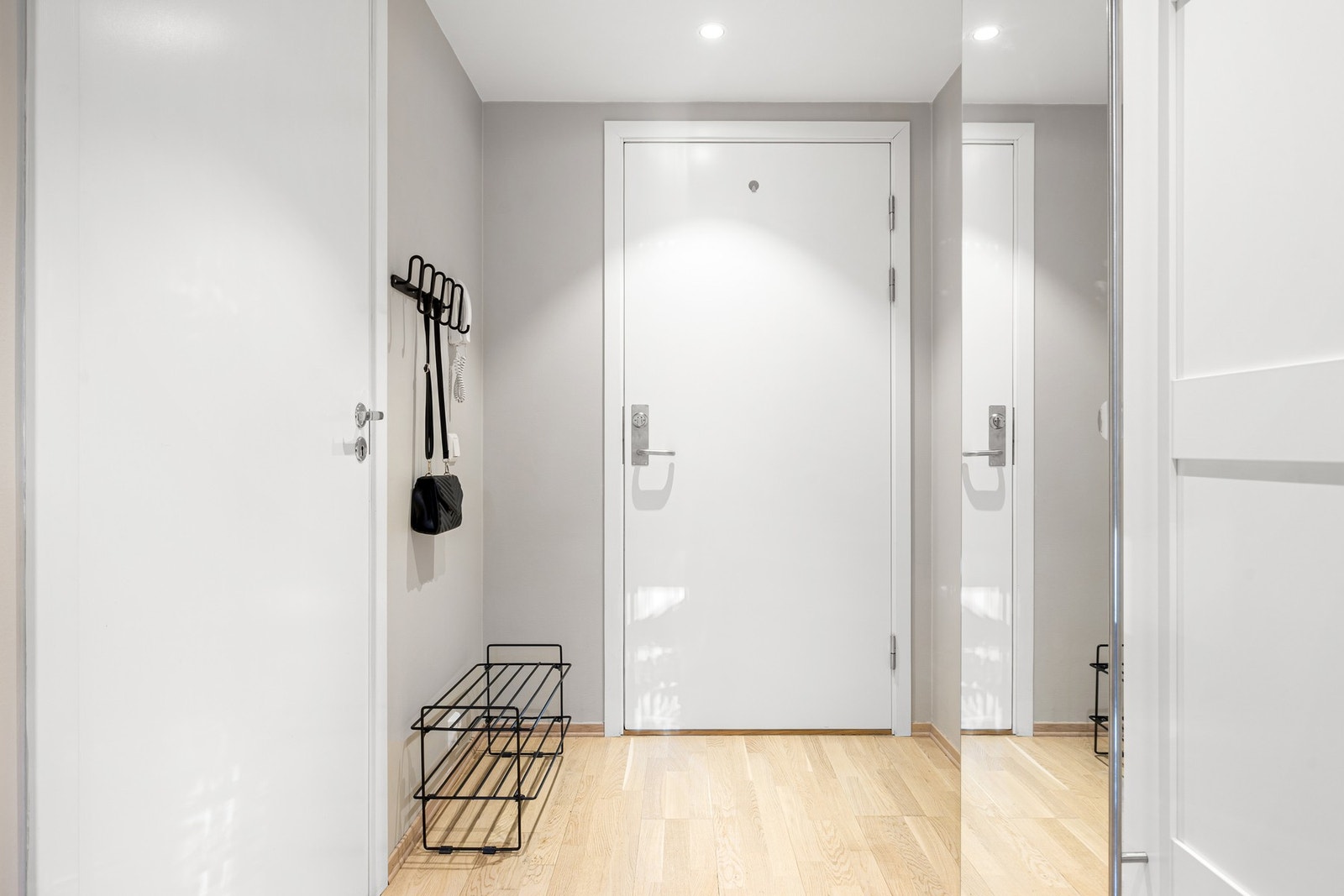 Velkommen inn! Det første som møter deg er en praktisk entré med god plass til oppheng av yttertøy og oppbevaring av sko. Garderobeskapet i entréen vil medfølge i handelen. Galleribilde