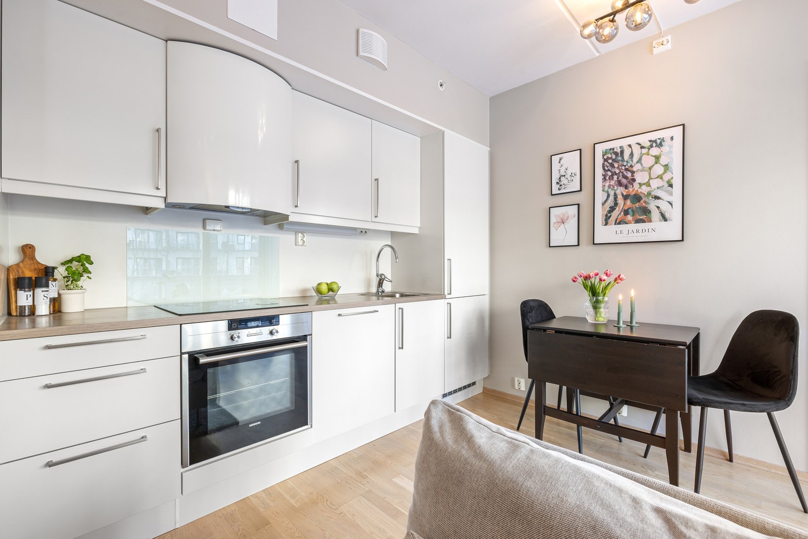 Leilighetens kjøkken fremstår både innbydende og moderne med masse skap- og benkeplass, samt tidløse plane fronter med laminert benkeplate. Galleribilde