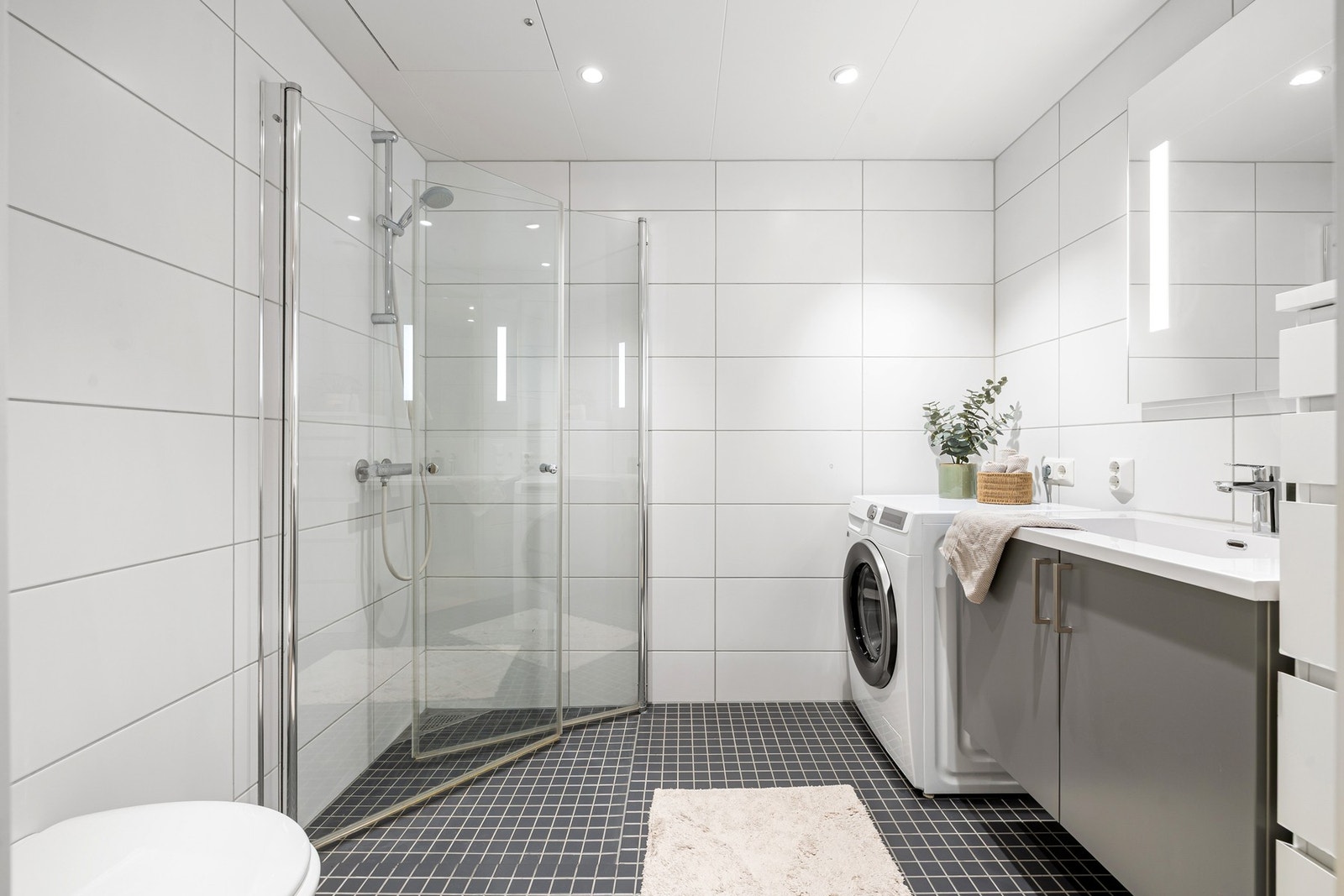 Leiligheten har et flott og moderne flislagt baderom med elektriske varmekabler i gulv, noe som sikrer god komfort året rundt. Rørskapet er lokalisert i himling. Badet er tildelt TG 0/1 av takstmann. Galleribilde