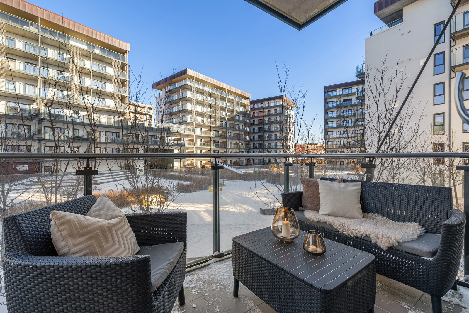 Her har du gode muligheter til å etablere sittegruppe etter eget ønske. Rekkverket i glass gir balkongen et moderne inntrykk og stilrent preg. Galleribilde