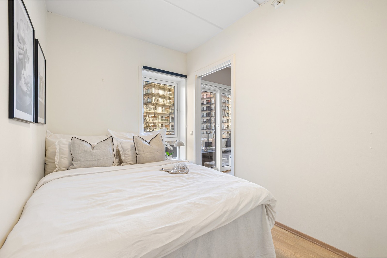 Soverom 1 rommer hele 7,7 kvm og har god plass til dobbeltseng av god størrelse, garderobeskap, samt annet ønskelig møblement. Galleribilde