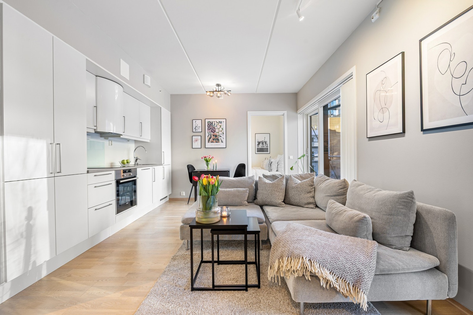 Leiligheten oppleves innholdsrik og innehar entré, bad, 2 soverom, åpen stue/kjøkken løsning og utgang til balkong. I tillegg medfølger det en 8 (!) kvm stor bod i kjeller. Galleribilde