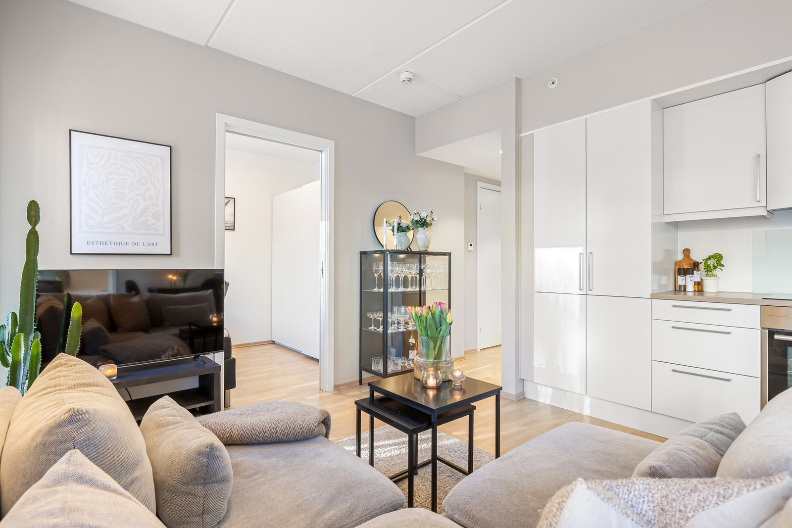 Boligen er oppført i 2017, og nyter med det svært godt av moderne fasiliteter som fjernvarme og balansert ventilasjon. "Alt" er inkludert i de månedlige felleskostnadene. Galleribilde