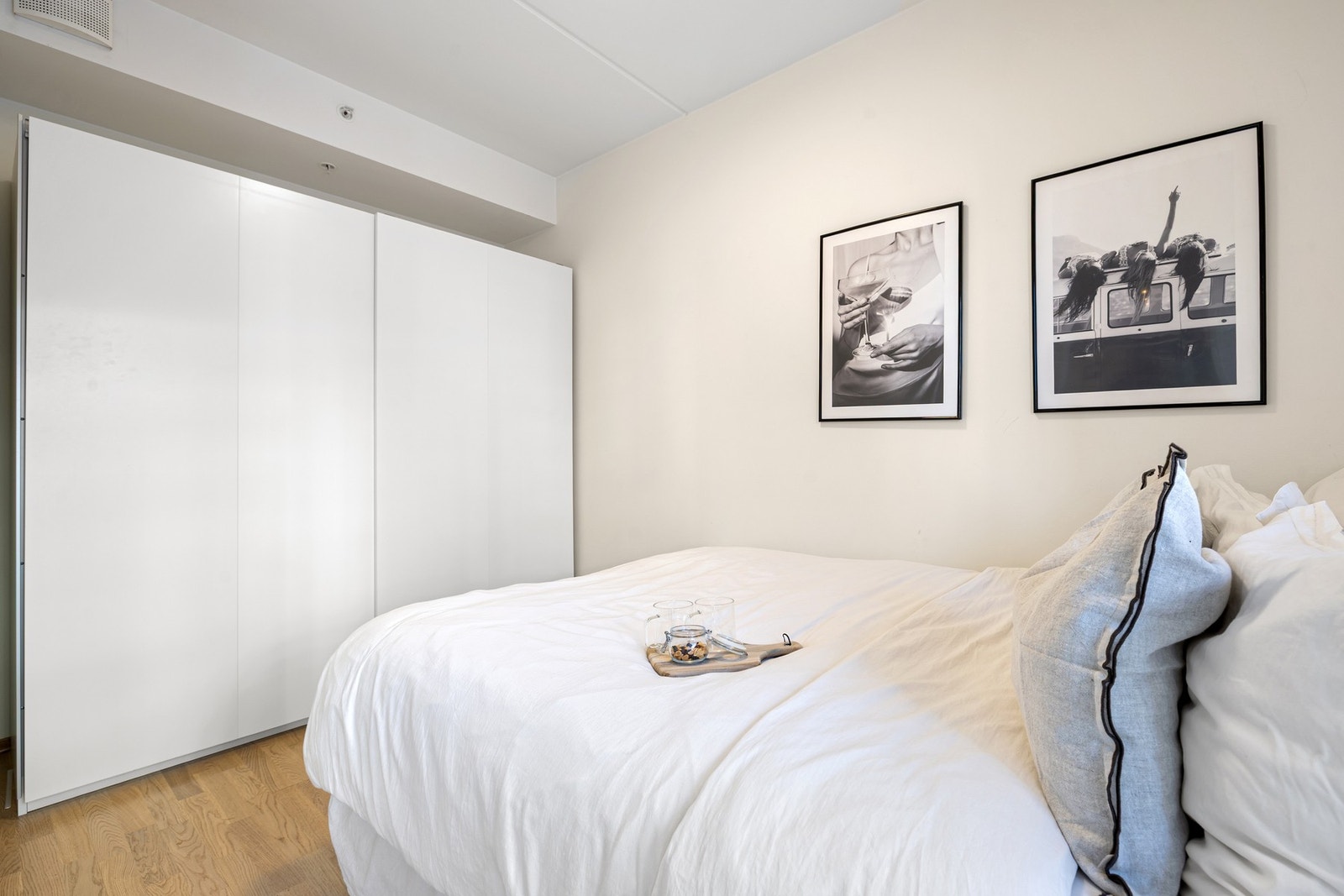 Soverommets lyse farger på vegg og i himling gir soverommet en behagelig atmosfære. Det store og praktiske garderobeskapet medfølger i handelen. Galleribilde