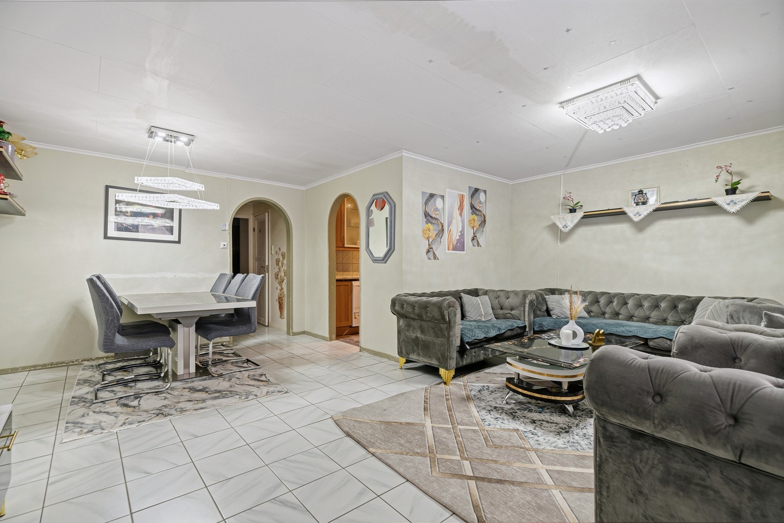 Her er det også plass til spisegruppe med tilhørende møblement Galleribilde