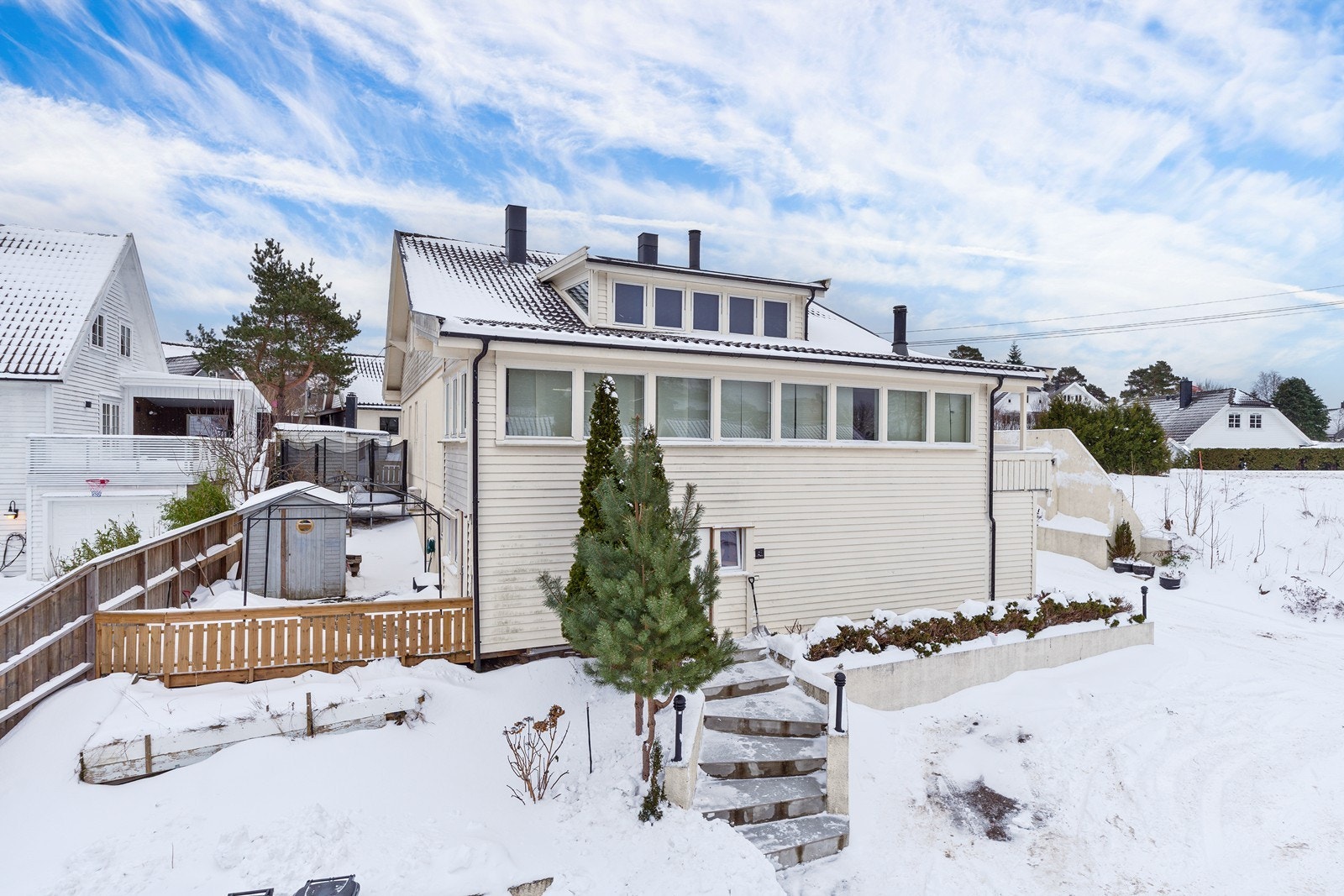 Flott leilighet med 2 soverom i barnevennlige omgivelser - Parkeringsplass - Moderniseringsbehov Galleribilde