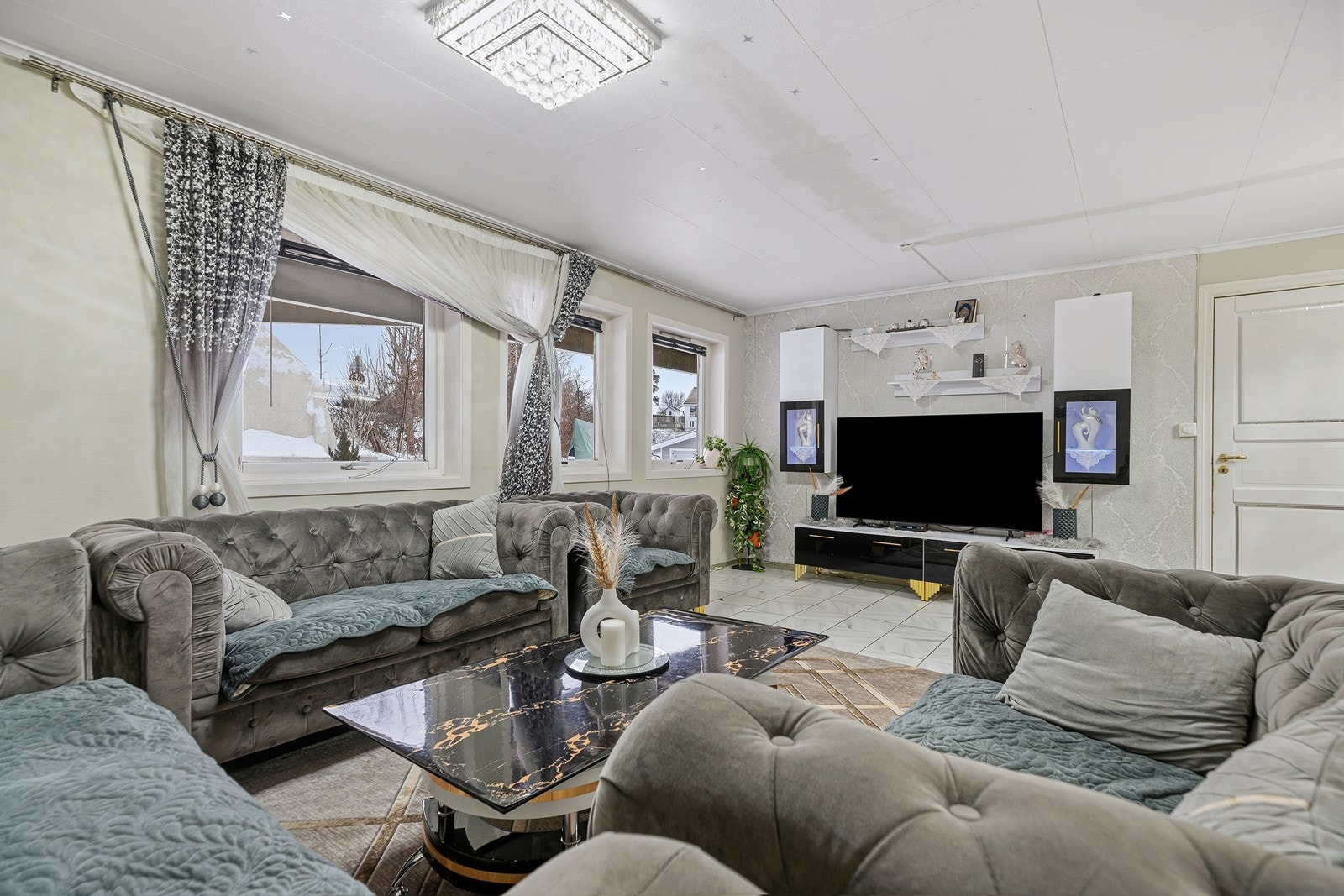 Lys og romslig stue med god plass til sofagruppe med tilhørende møblement. Galleribilde