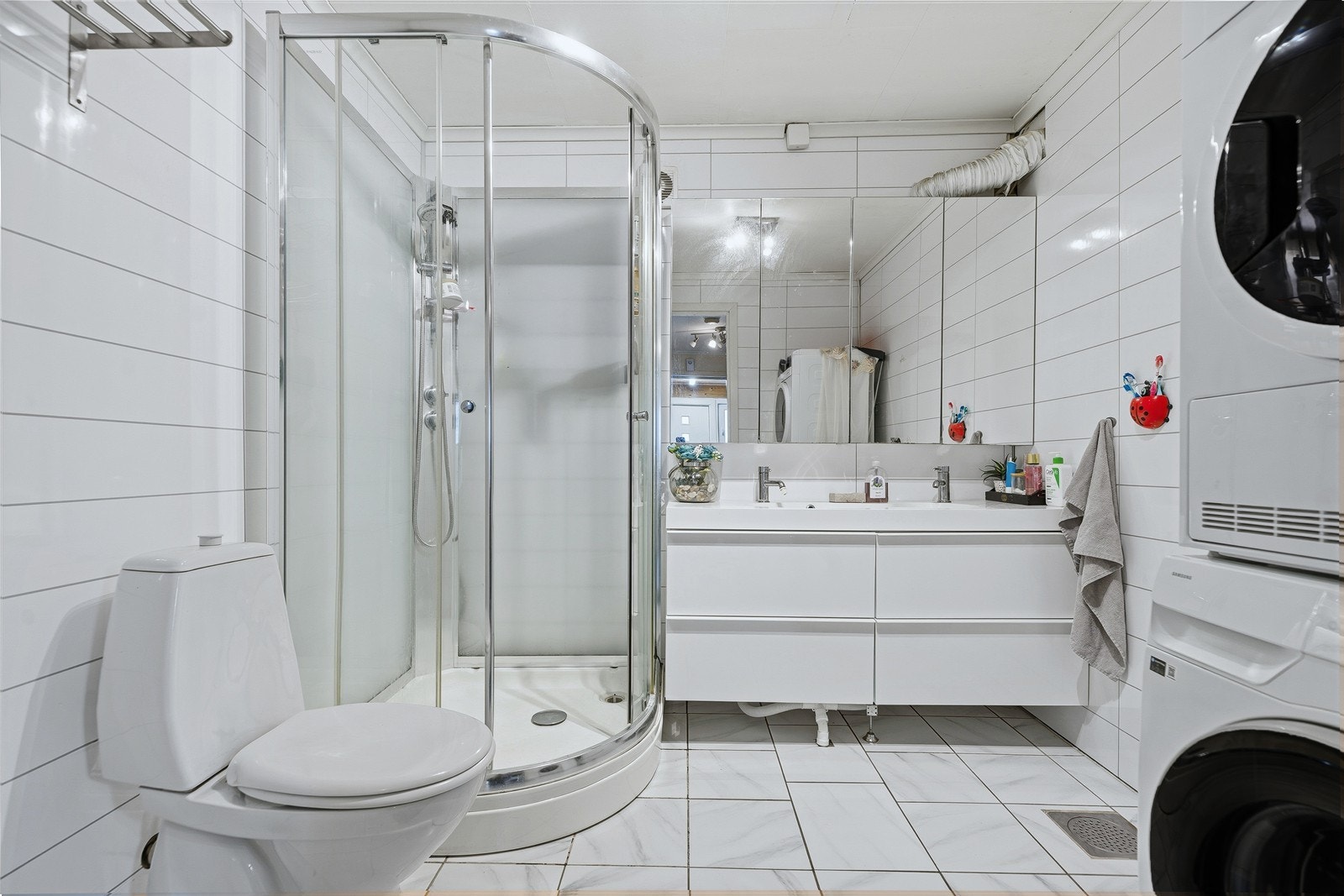 Pent og romslig baderom Galleribilde