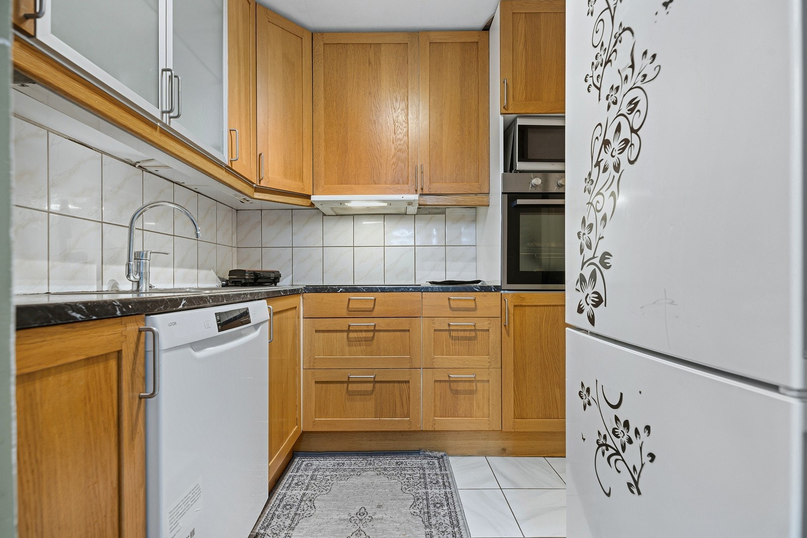 Flott kjøkken med god oppbevaringsplass. Det er integrerte og frittstående hvitevarer. Frittstående hvitevarer som skal medfølge handelen må spesifiseres i bud. Galleribilde