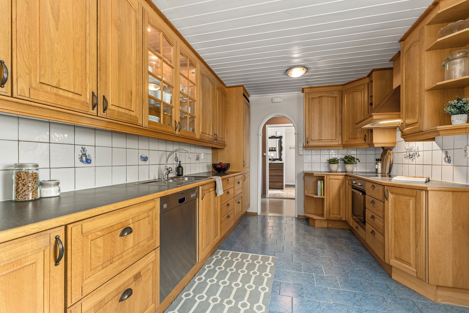 Funksjonelt og innholdsrikt kjøkken med heltre fronter, rikelig skap- og benkeplass samt gjennomgående løsning som gir god flyt mellom arbeidssoner. Galleribilde