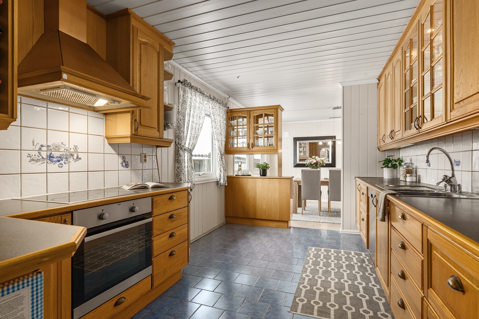 Luftig kjøkken med klassisk treinnredning, gode arbeidsflater og praktisk planløsning, samt åpen overgang mot spiseplass. Galleribilde