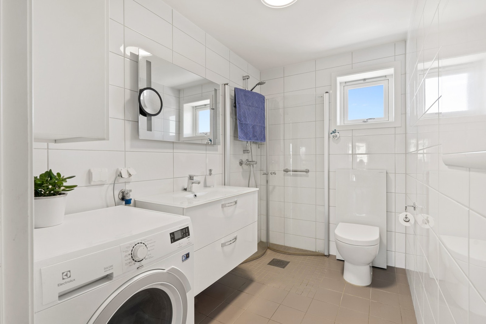 Lyst flislagt bad fra byggeår (2016) med tilstandsgrad 1 i tilstandsrapport fra takstmann. Galleribilde