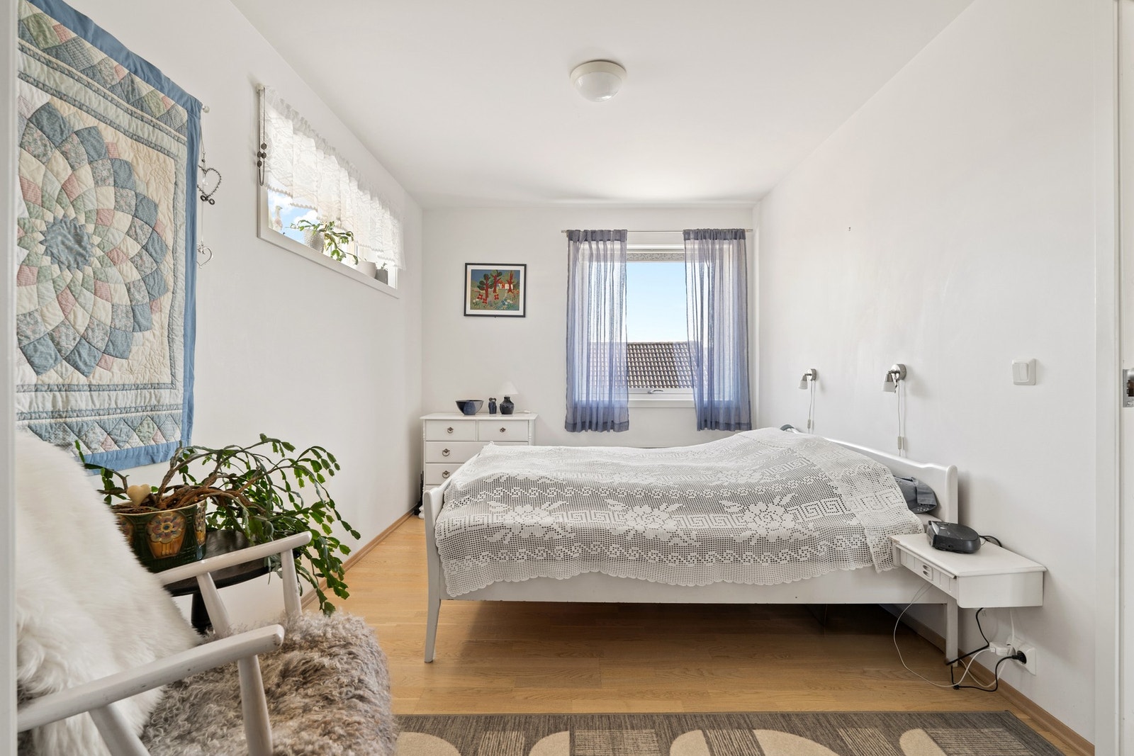 Det største soverommet er på over 10 kvadratmeter. Her er det bra med plass til både dobbeltseng og nattbord. Galleribilde