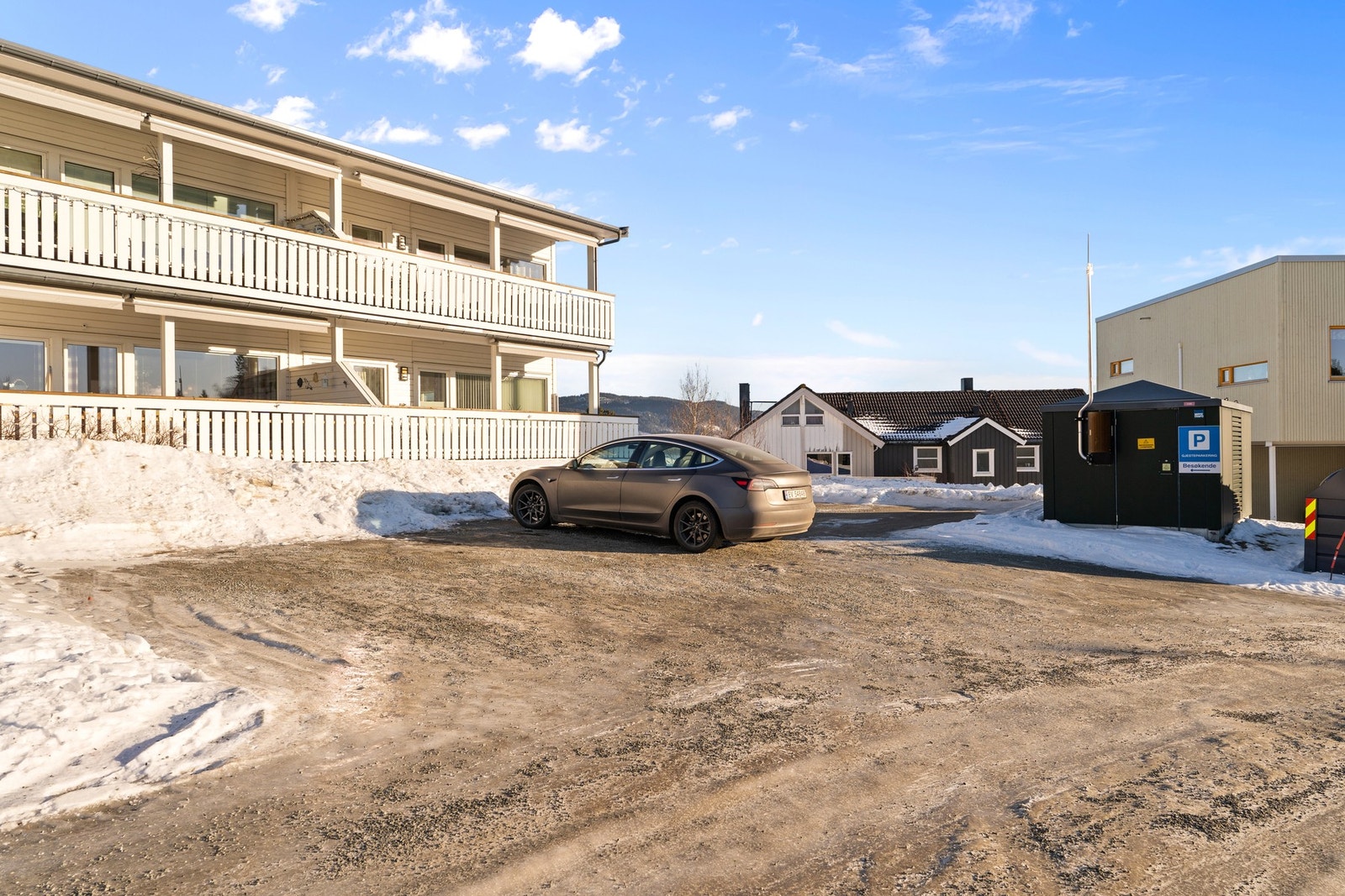 Det er rikelig med gjesteparkeringer rett ved boligen. Galleribilde