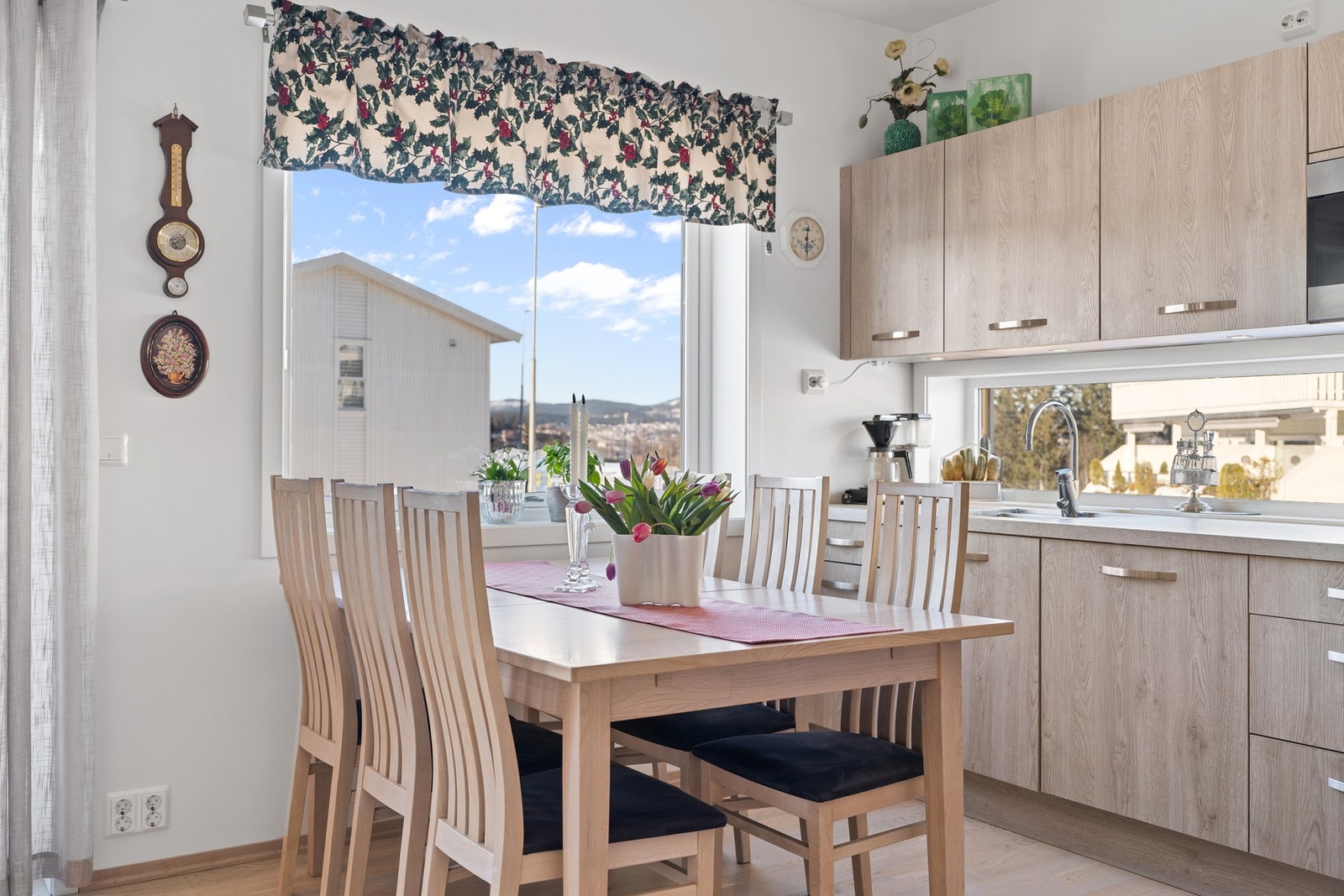 Det er plass til hyggelig spisebord i forbindelse med kjøkkenet. Galleribilde