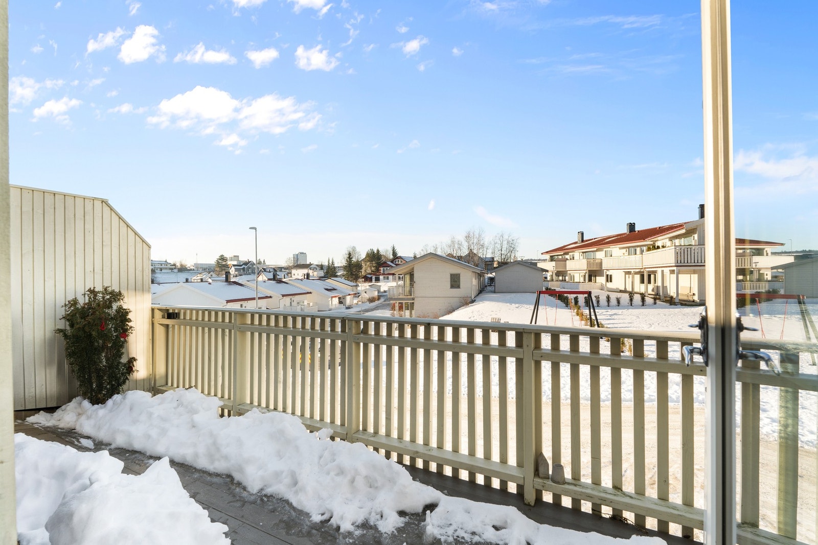 Balkongen er på 8 kvadratmeter og har godt med plass til både utemøblement og grillutstyr. Galleribilde