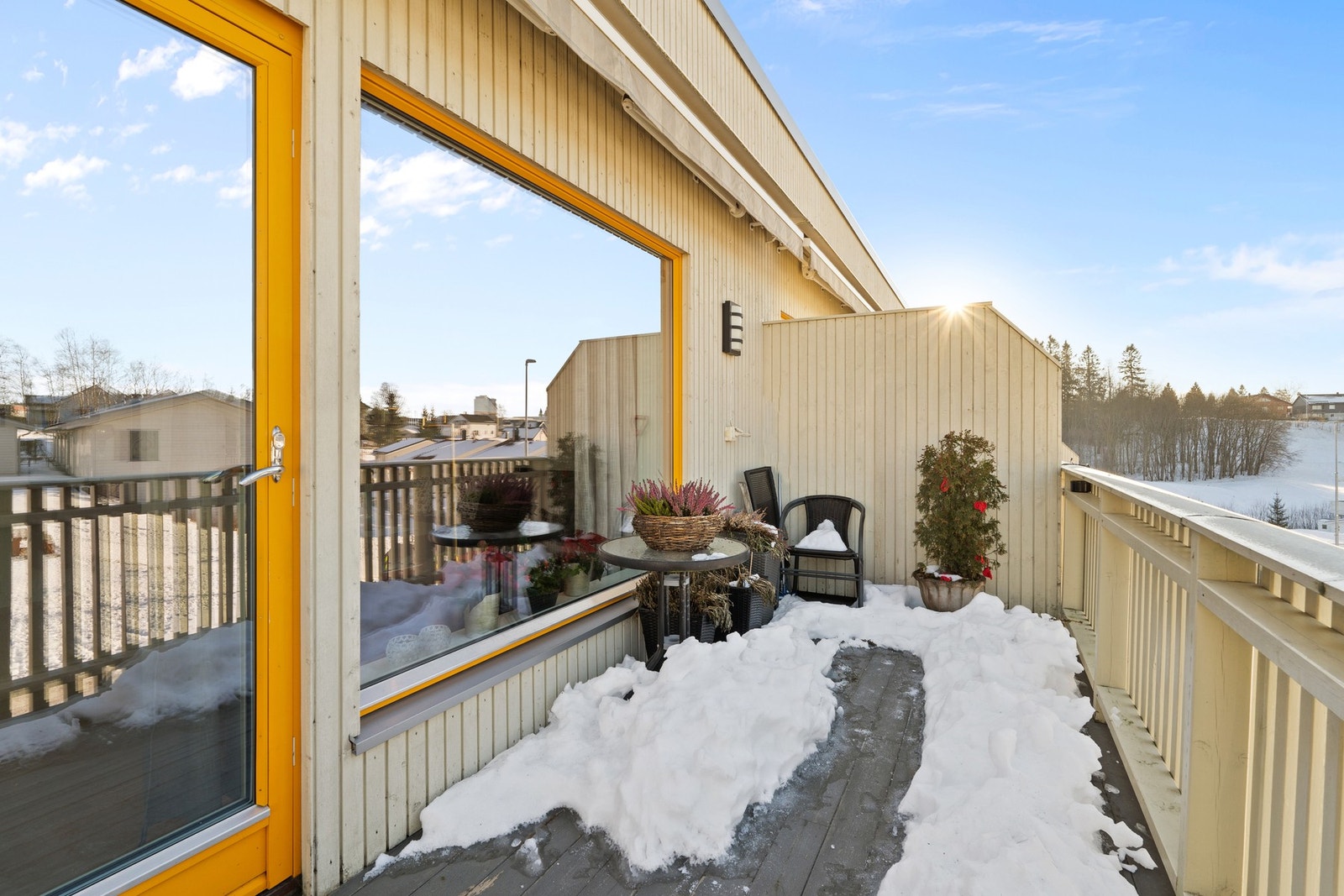 Fra stuen har man utgang til en egen vestvendt balkong. Galleribilde