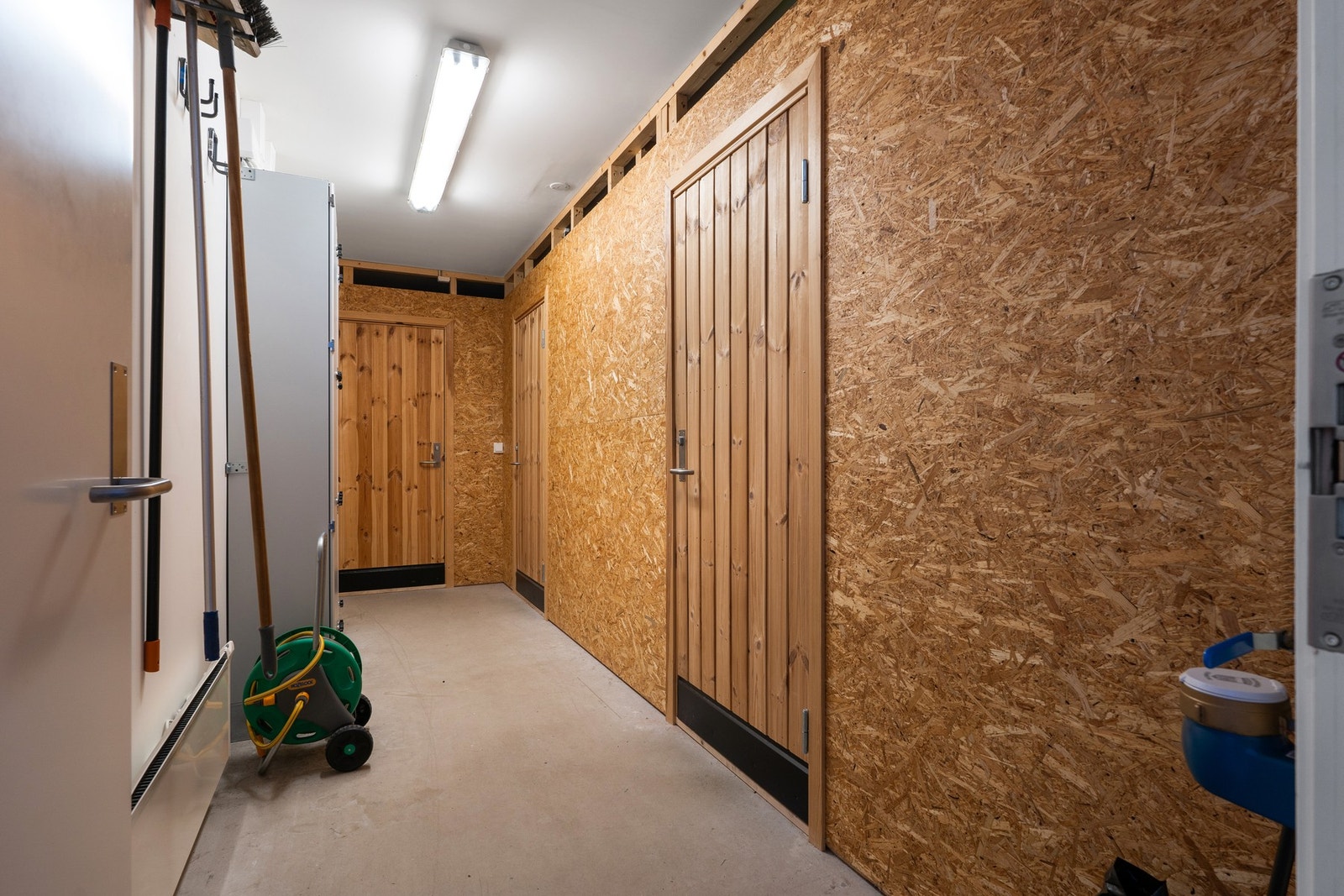 Det er rikelig med plass til oppbevaring i sportsbod i 1. etasje. Galleribilde