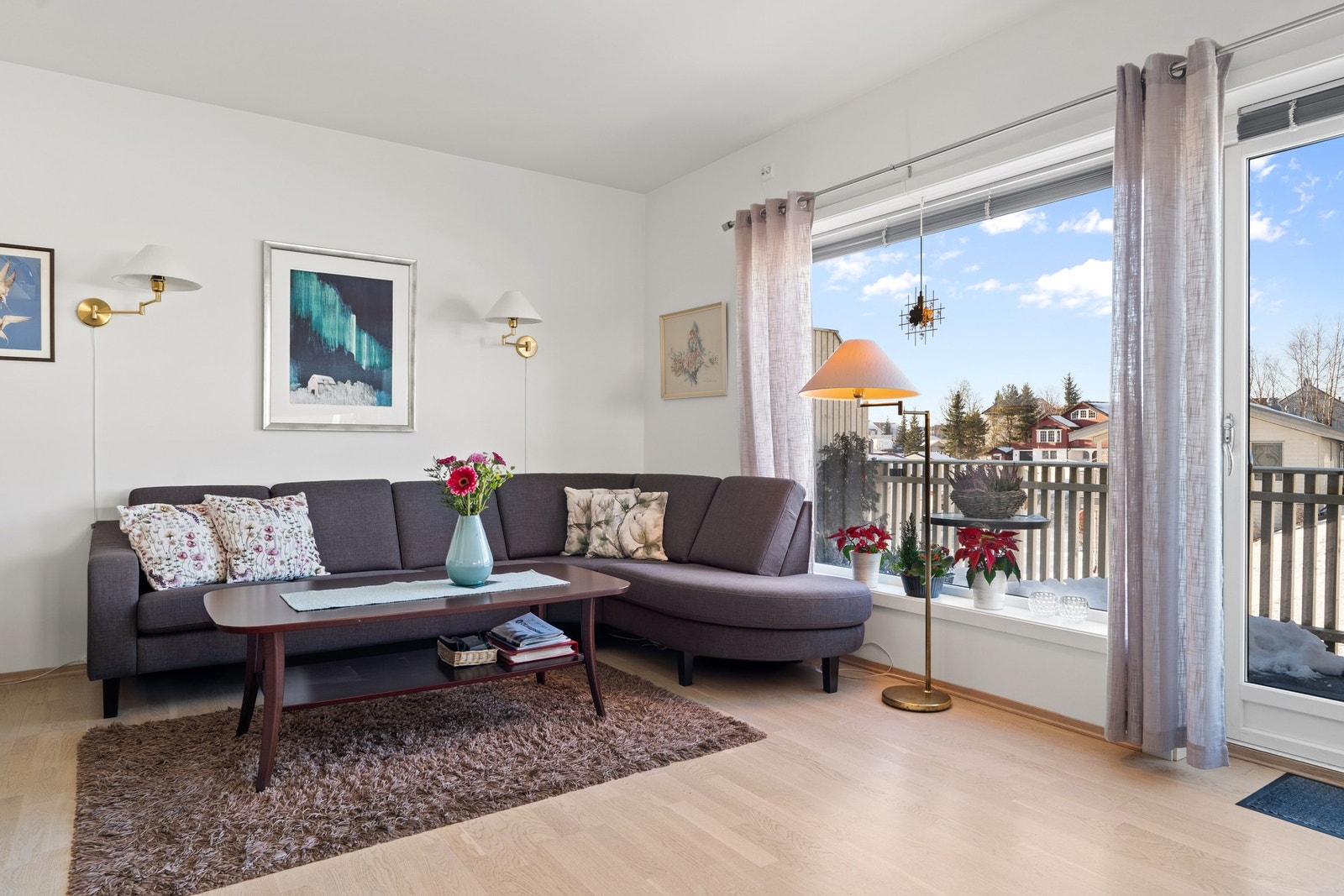 Den praktiske planløsningen gir ypperlige møbleringsmuligheter for både sofagruppe og TV-bord. Galleribilde