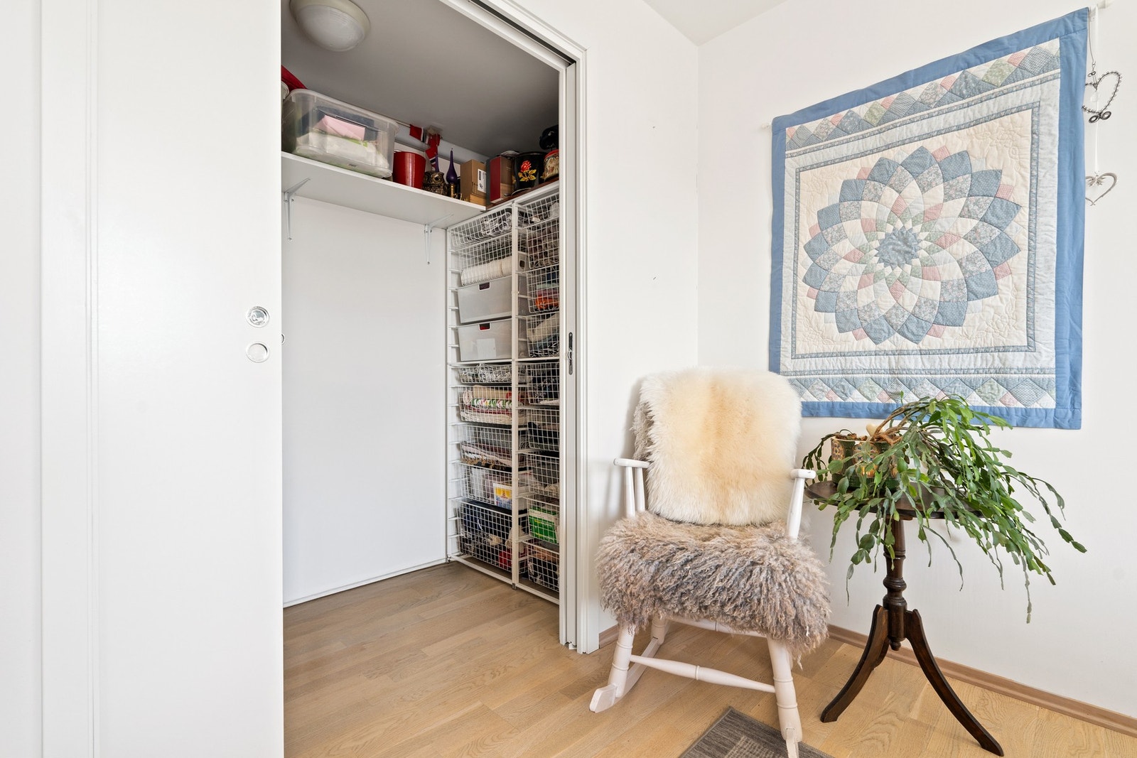 Innenfor det største soverommet finner man et walk-in closet på ca. 3 kvadratmeter. Galleribilde