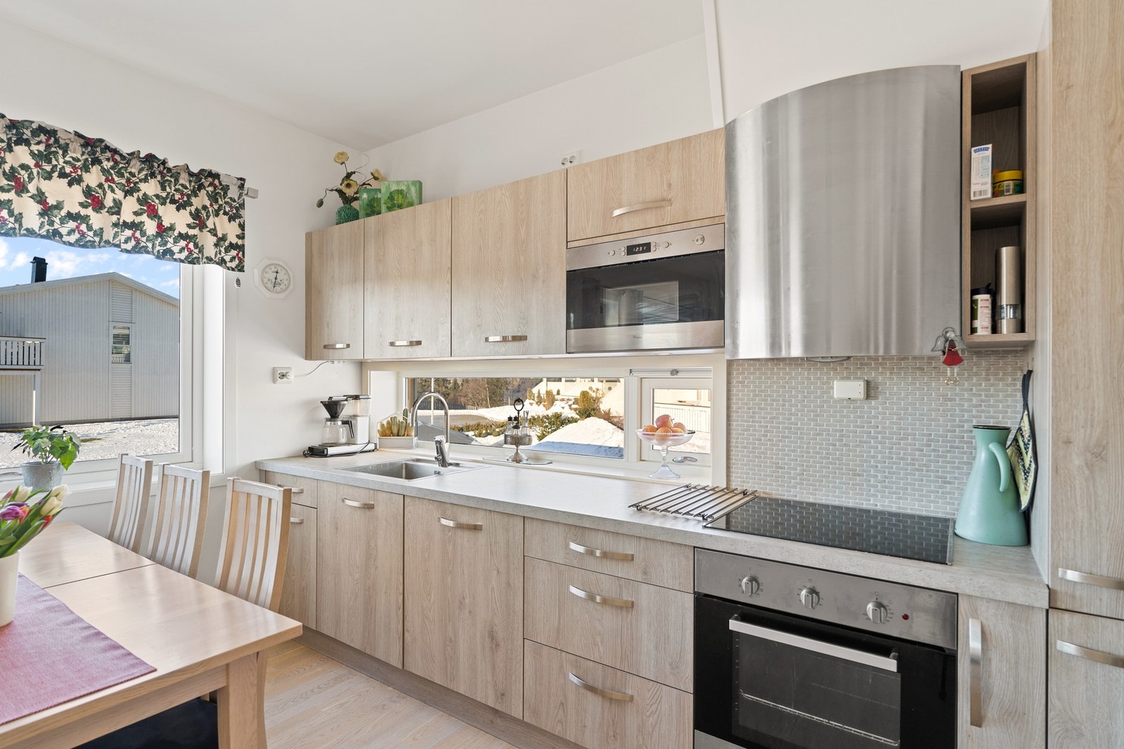 Pent kjøkken med mye skapplass. Galleribilde