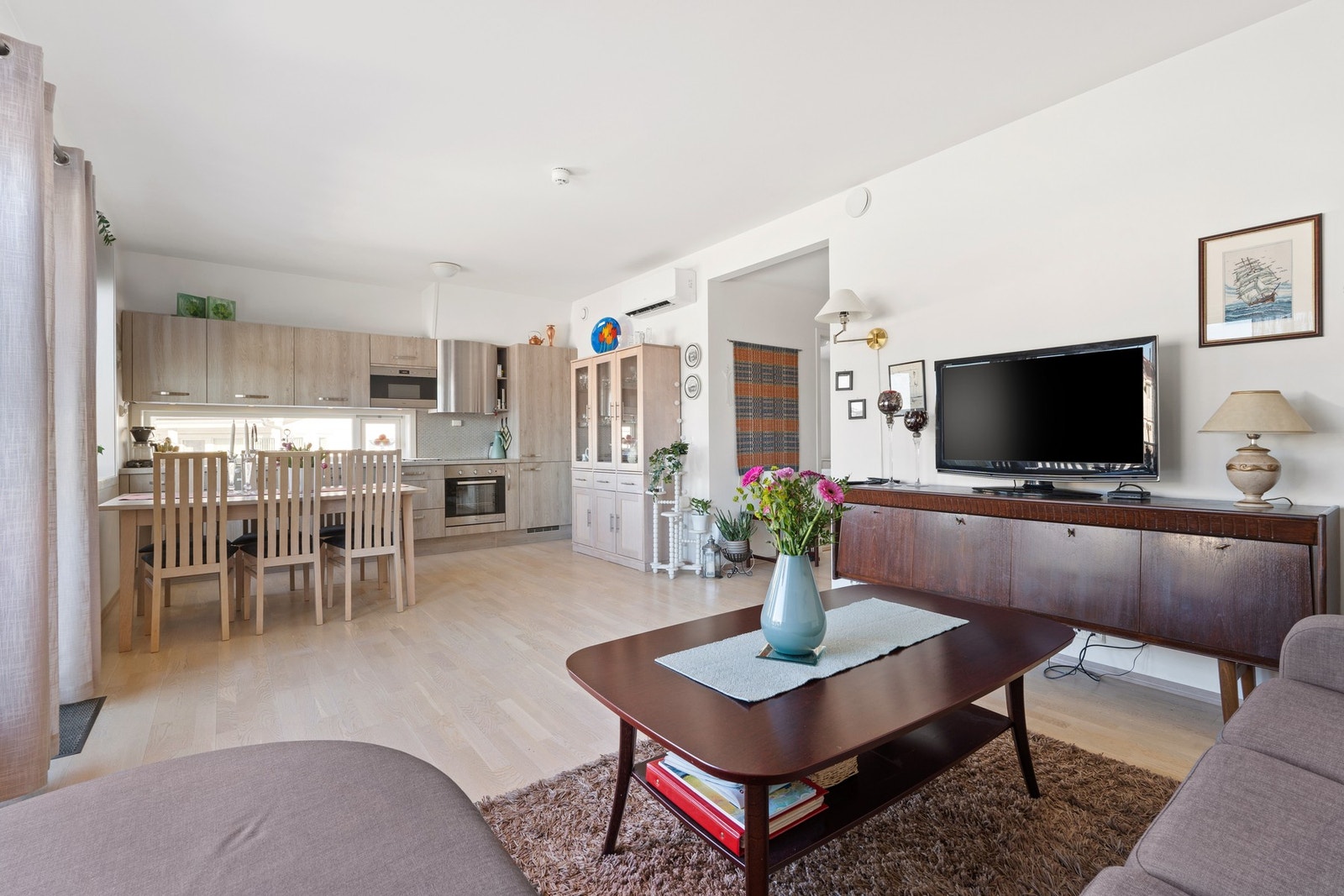 Leiligheten har en åpen løsning mellom kjøkken og stue på drøye 26 kvadratmeter. Galleribilde