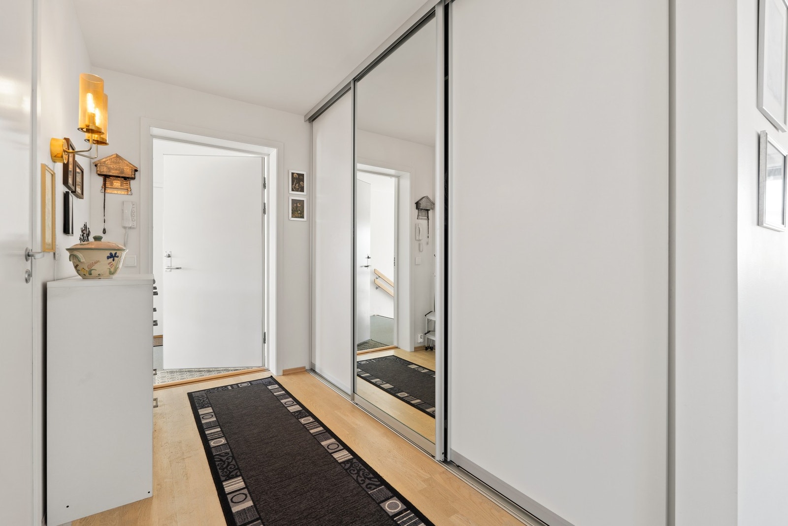 Gang med praktisk skyvedørsgarderobe for oppbevaring av sko og yttertøy. Galleribilde