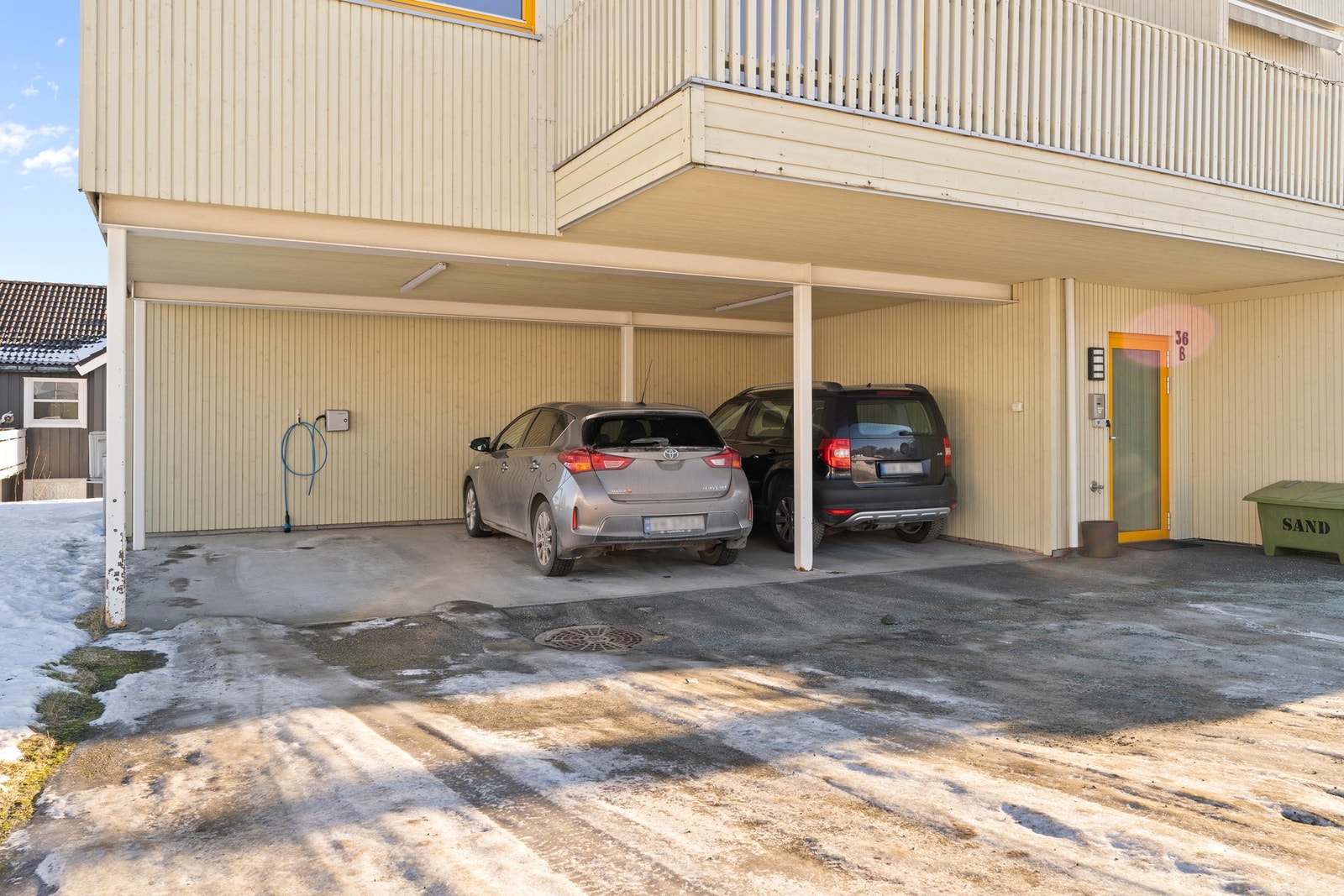 Seksjonen disponerer to stk parkeringsplasser: èn inne i carport og èn foran. Galleribilde