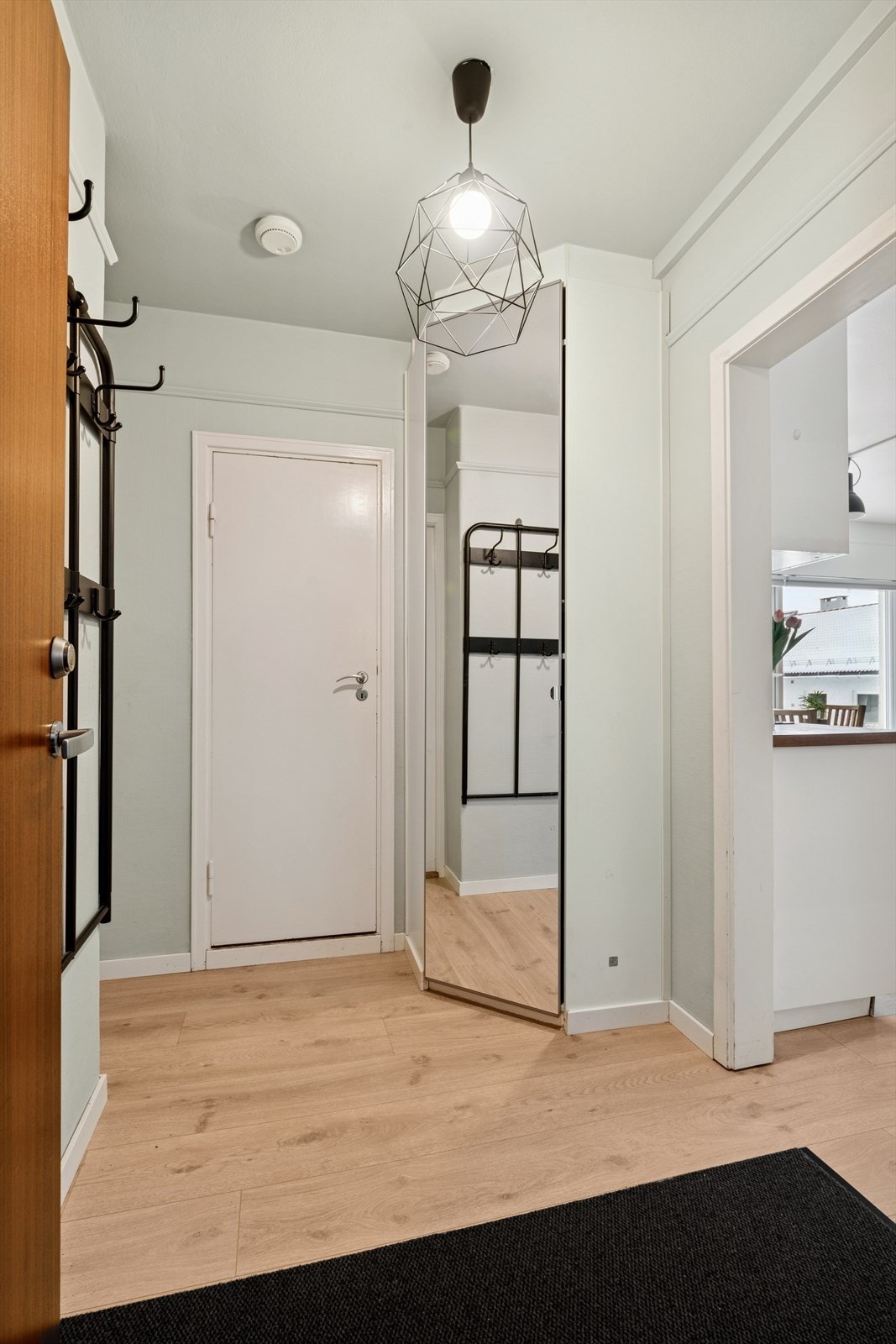 Man ønskes velkommen inn i en romslig entré hvor man har god plass til å henge fra seg yttertøy og sko i garderobe. Galleribilde