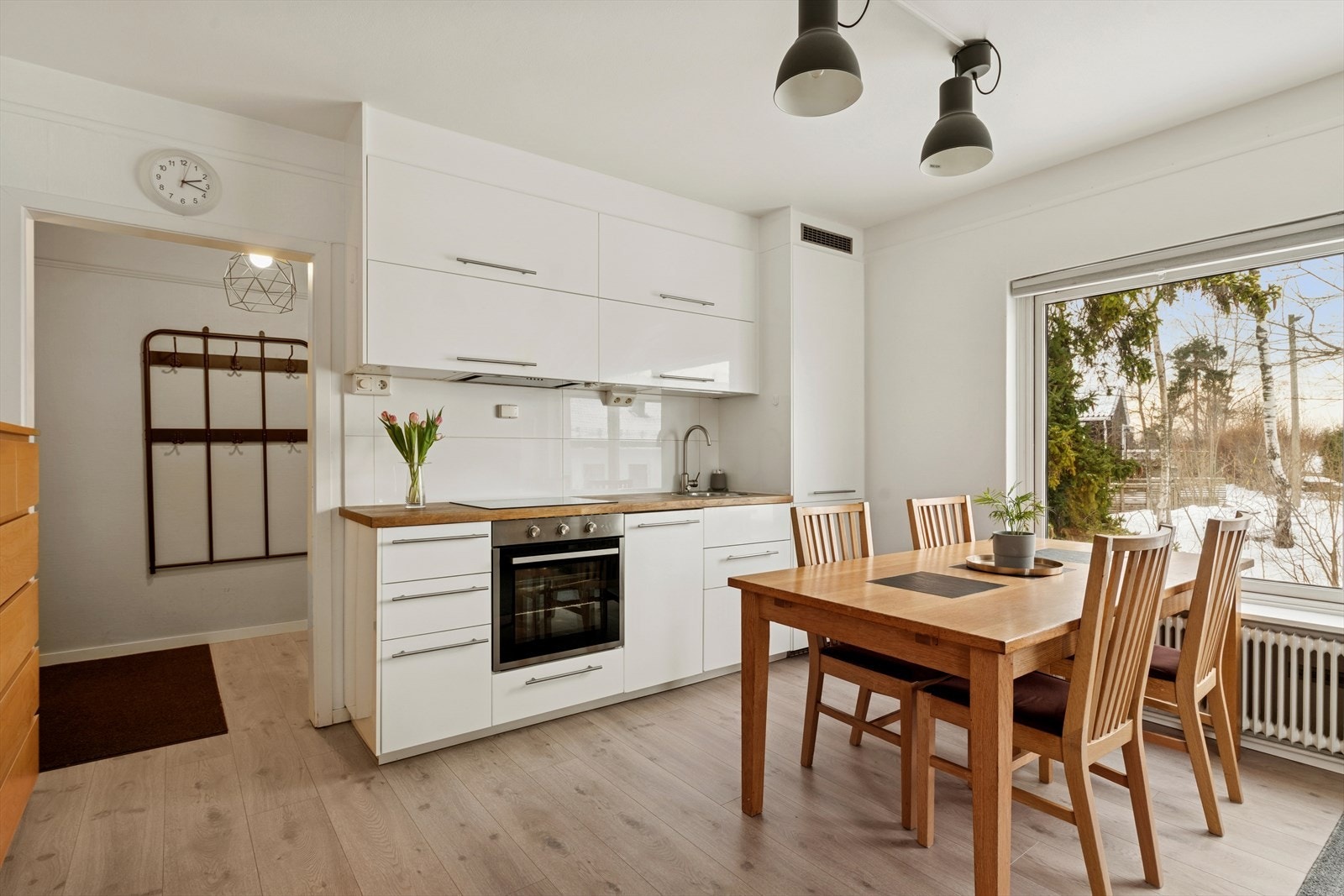 Kjøkkenet er fra 2018 og er stilrent innredet med hvite, slette fronter og benkeplate i heltre. Et godt utnyttet kjøkken som gir god lagringsplass i skap og skuffer. Galleribilde